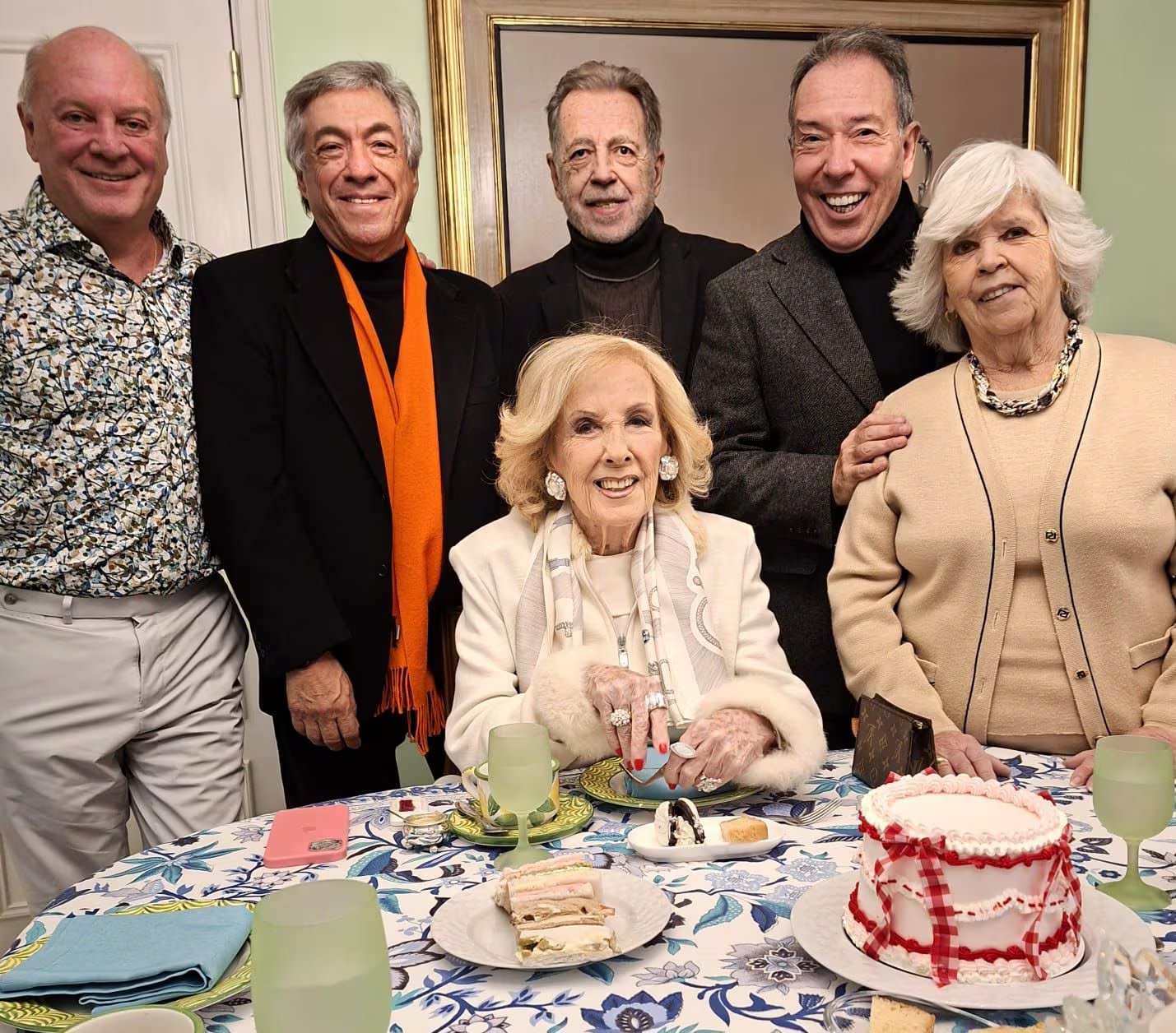 Mirtha Legrand se reencontró con sus amigos en el clásico té de los domingos en su casa