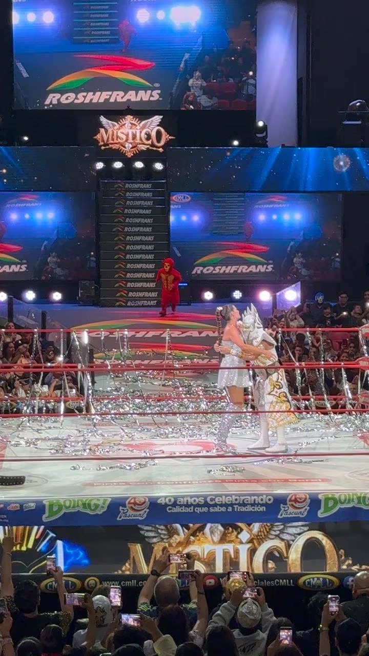 Místico y Natalia Jiménez se dan un abrazo en la Arena México (CMLL / Diego Cedrix)