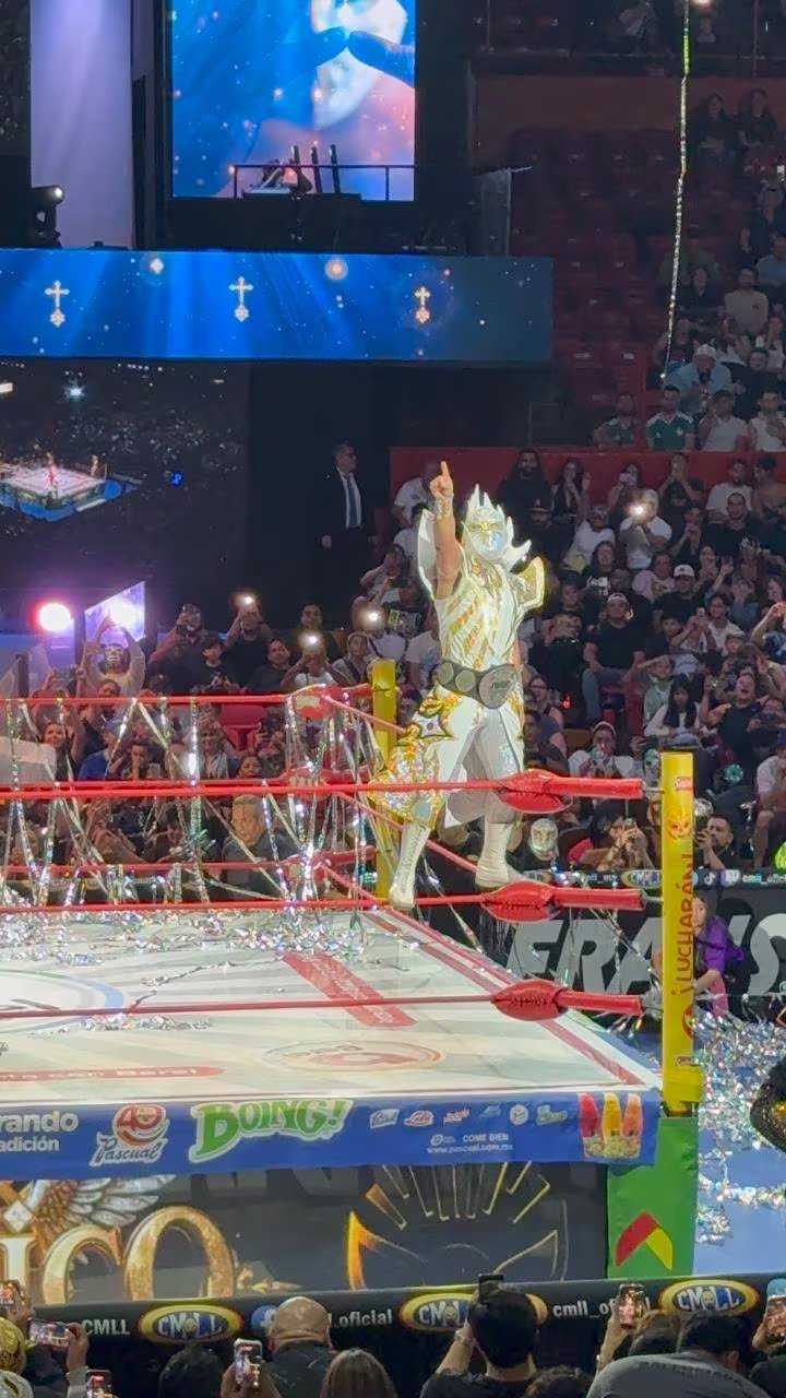 Místico y Natalia Jiménez reviven “Me Muero” en la Arena México (CMLL / Diego Cedrix)