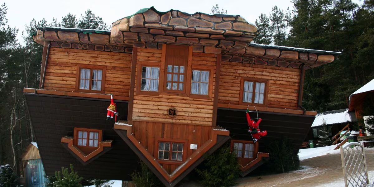 La Upside Down House forma parte del Centro de Educación y Promoción Regional de Szymbark, que difunde la cultura casubia y la historia local.
(Wikimedia Commons)