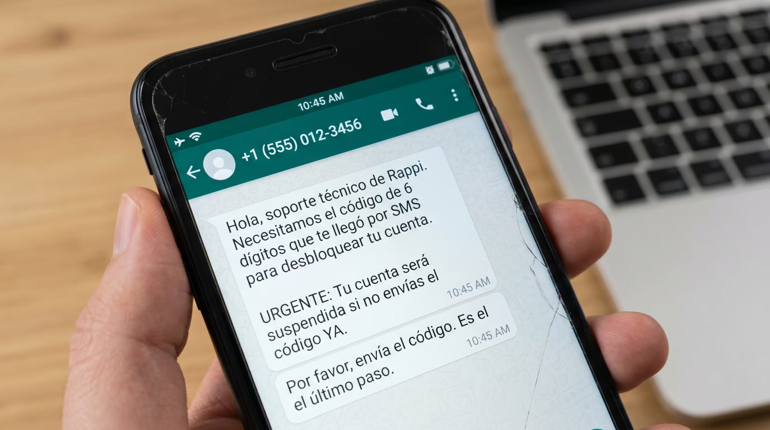 Una de las modalidades más reportadas es el falso soporte técnico, donde delincuentes se hacen pasar por personal de la plataforma para obtener datos bancarios sensibles - crédito (Imagen Ilustrativa Infobae)