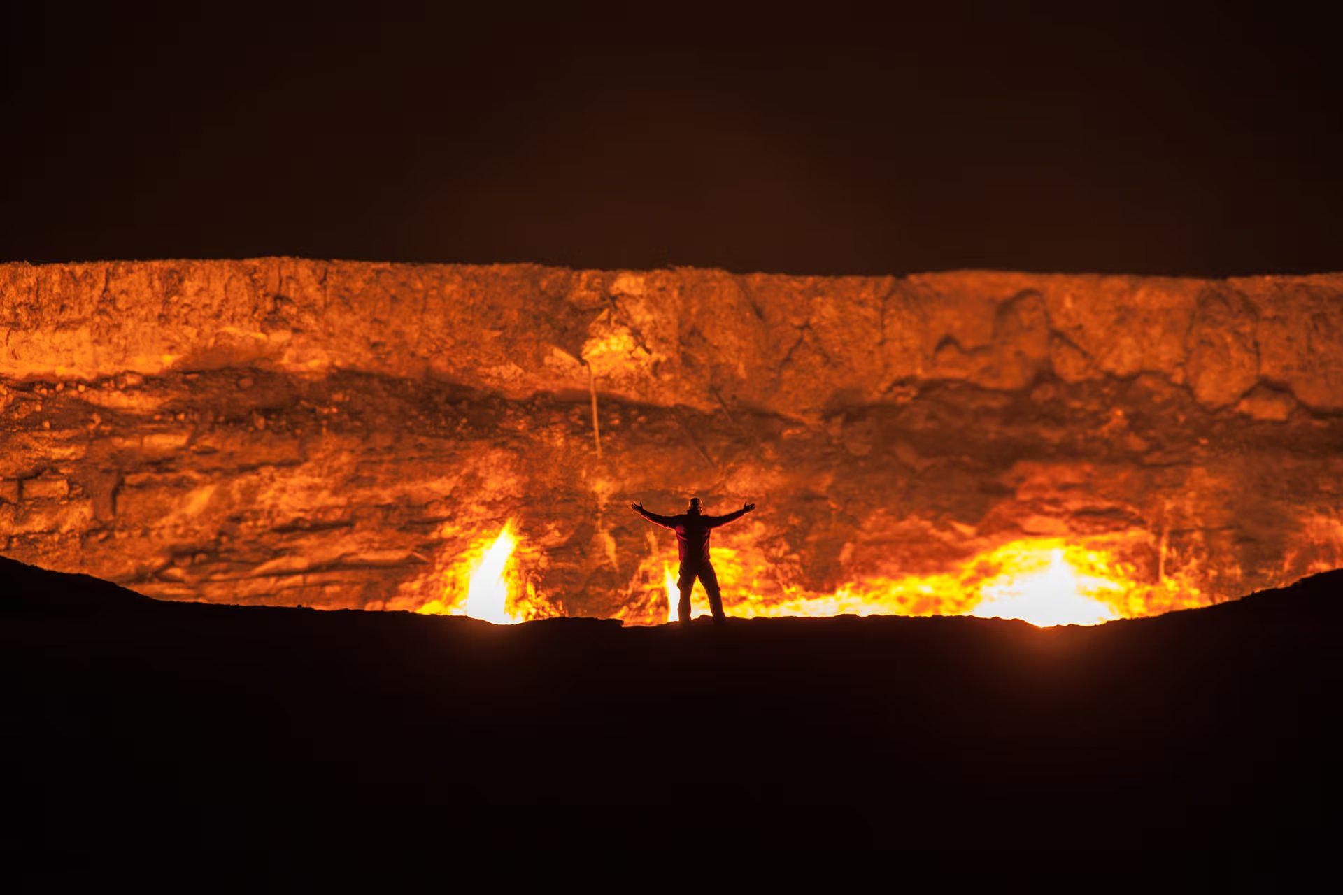 El fuego del cráter de Darvaza arde de forma continua desde hace más de cinco décadas, aunque actualmente registra una disminución del 65% al 70% en su intensidad 