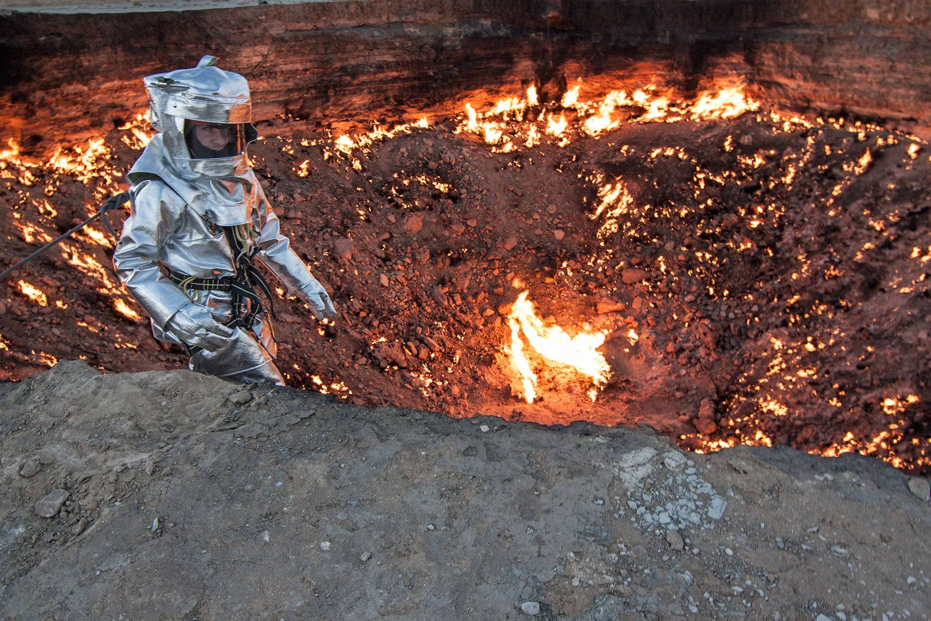 La apertura de nuevos pozos y procesos geológicos naturales han influido en la reducción del fuego, aunque la evolución futura del cráter sigue siendo incierta 