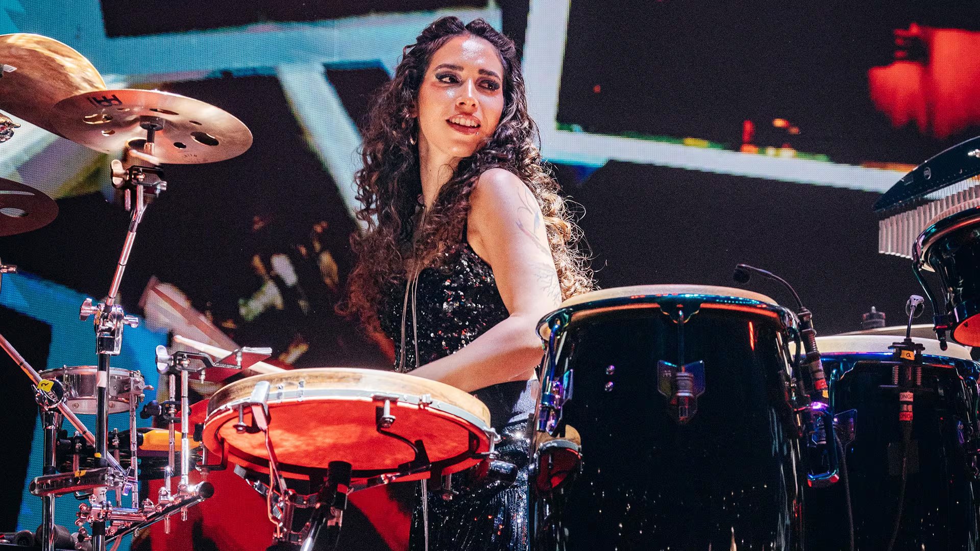 El recorrido internacional de Gala Celia incluye colaboraciones con artistas como Jorge Drexler y Manuel Carrasco antes de sumarse a la banda de Arjona (