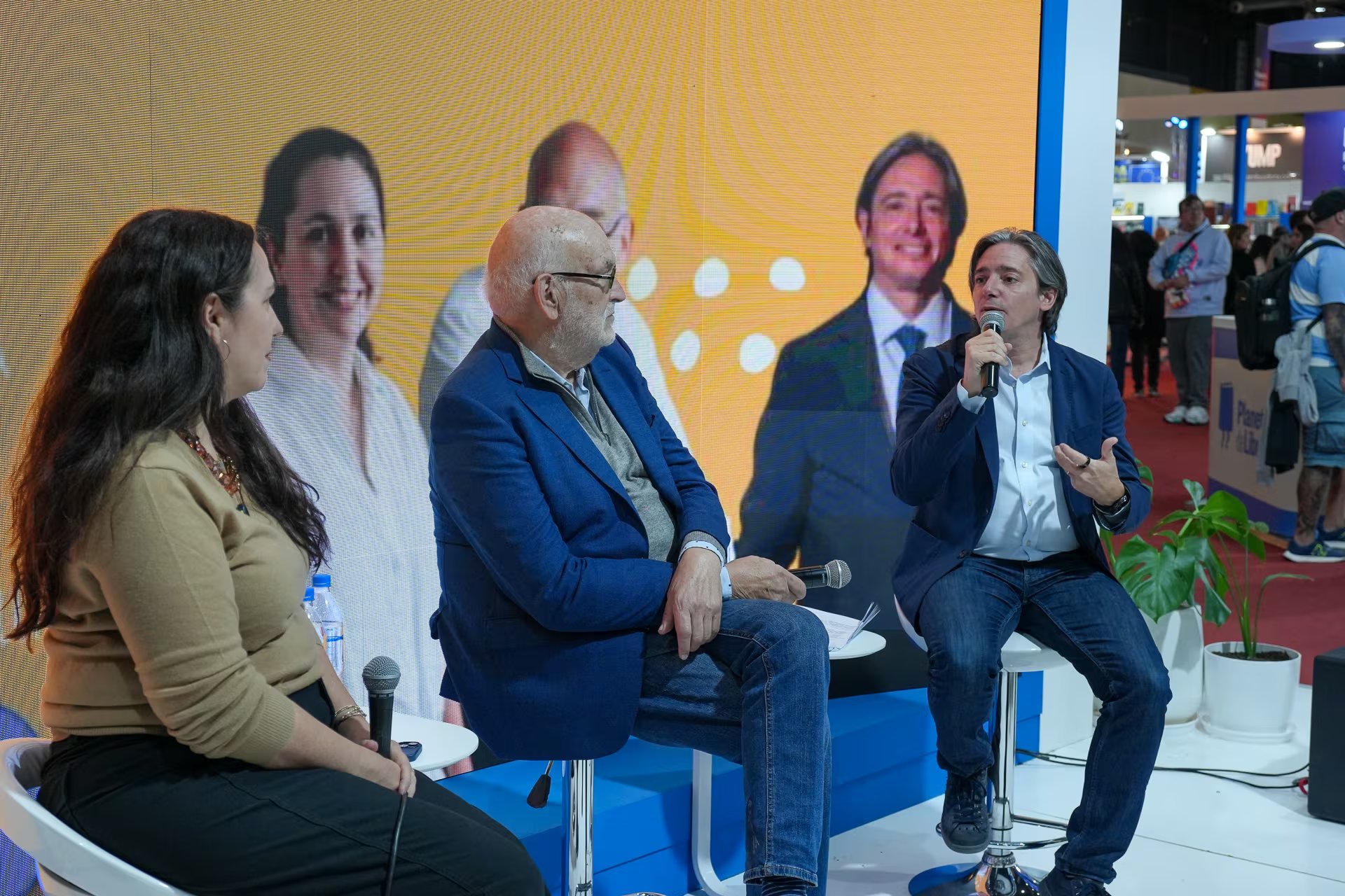 La conversación moderada por Christian Asinelli, vicepresidente corporativo del Banco de Desarrollo de América Latina y el Caribe (CAF), reunió a la chef y empresaria Narda Lepes y el crítico gastronómico Ignacio Medina