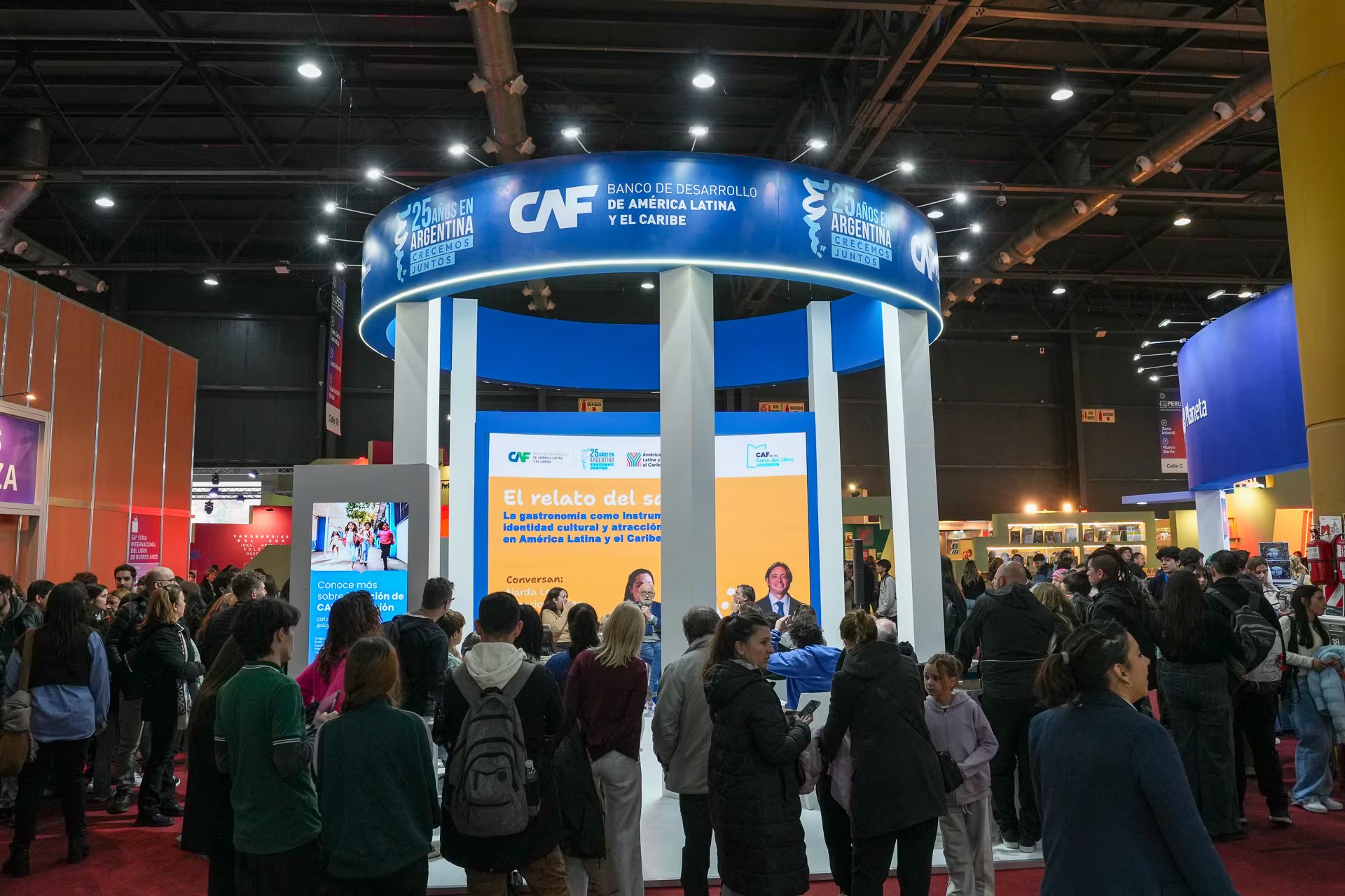 El panel formó parte de las más de ciento veinte actividades de CAF en la Feria Internacional del Libro de Buenos Aires