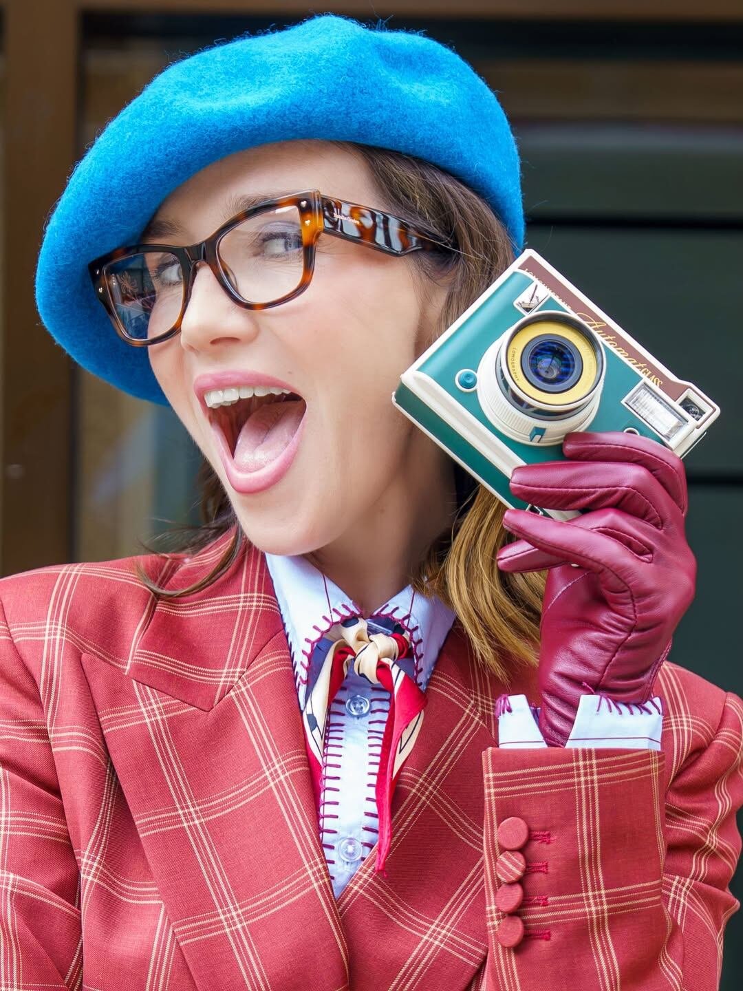 El estilismo de la actriz acompañó el espíritu creativo de la película, integrando referencias vintage y un marcado sello personal en cada elección de prenda y accesorio