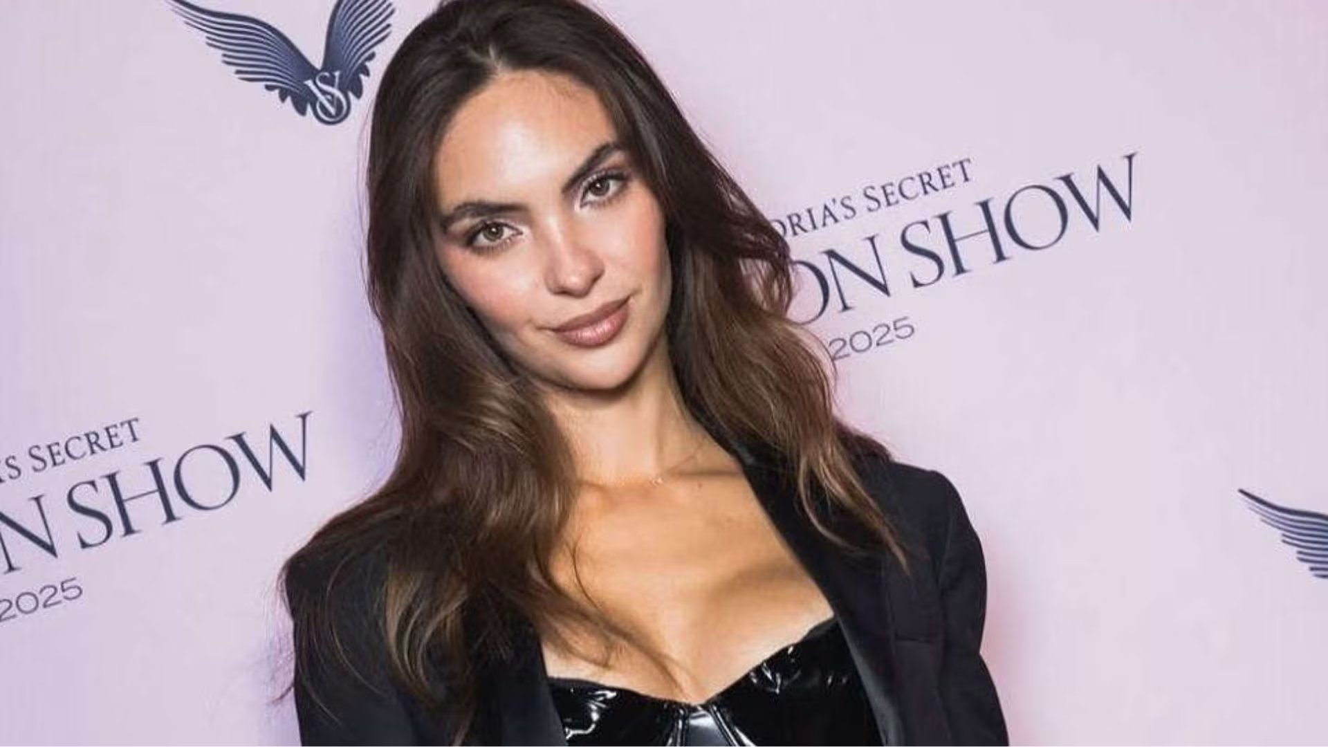 Natalie Vertiz posa en el evento de casting de Victoria's Secret, donde su esposo Yaco Eskenazi la animó diciendo que 'ya eres un angelito'.