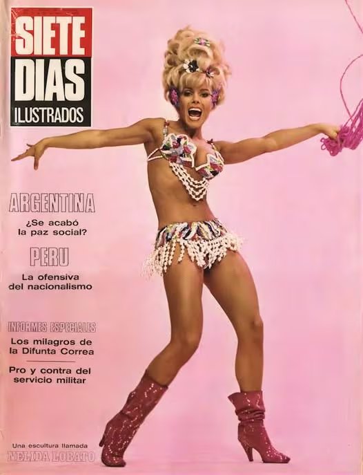 La vedette argentina Nelida Lobato posa con energía en la portada de la revista Siete Días Ilustrados, luciendo un llamativo conjunto de bikini con flecos y botas rojas. (Mágicas Ruinas)