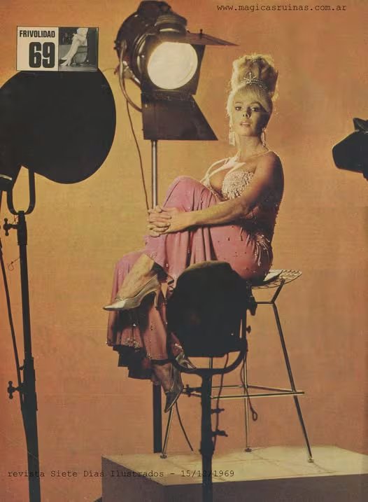 La icónica vedette argentina Nelida Lobato posa con un vestido de gala y tiara en una sesión fotográfica para la revista Siete Días Ilustrados en diciembre de 1969. (Mágicas Ruinas)