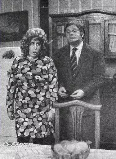 Los reconocidos actores Nelly Láinez y Marcos Zucker comparten una escena memorable en el clásico programa de televisión argentino La tuerca, reflejando su química humorística.