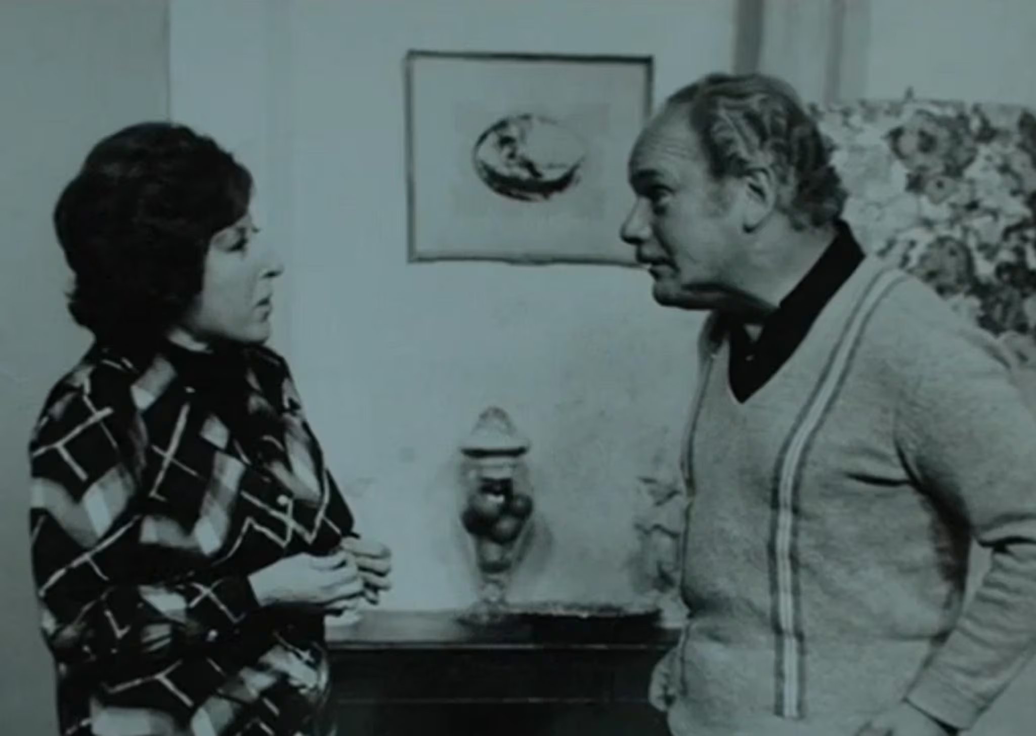 Nelly Láinez y Marcos Zucker conversan en una escena de la icónica serie de televisión argentina 