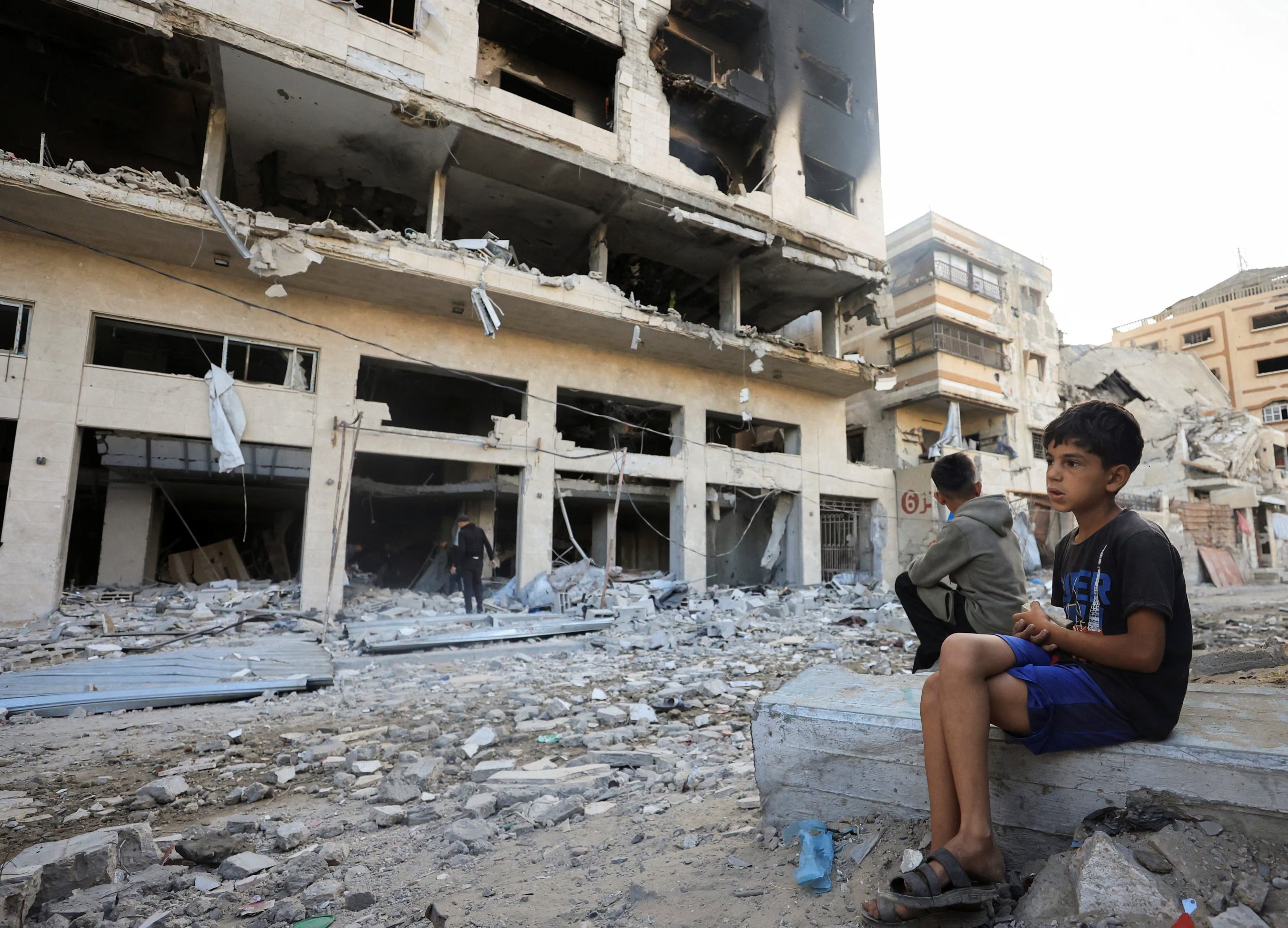 Palestinos inspeccionan los restos de un edificio residencial destruido por un ataque aéreo israelí en Gaza, el 16 de mayo de 2026. Israel controla ya el 64% del territorio gazatí, según datos de la ONG Gisha. (REUTERS/Dawoud Abu Alkas)