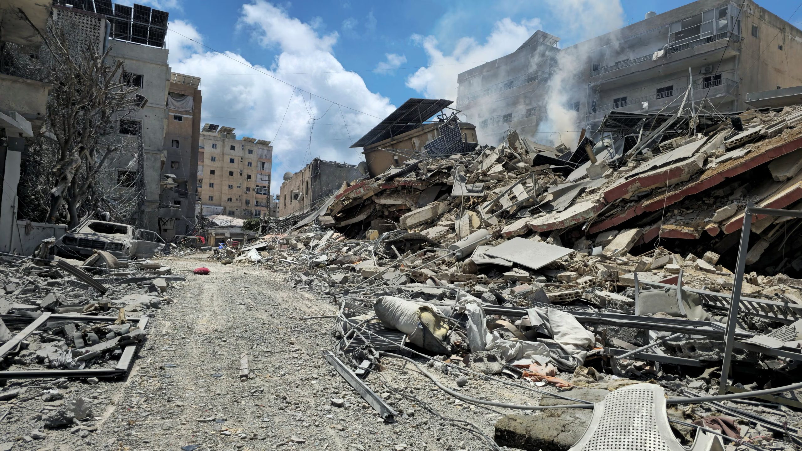 Rubble lies around damaged building at the site of an Israeli strike in Tyre, Lebanon, May 28, 2026. REUTERS/Stringer