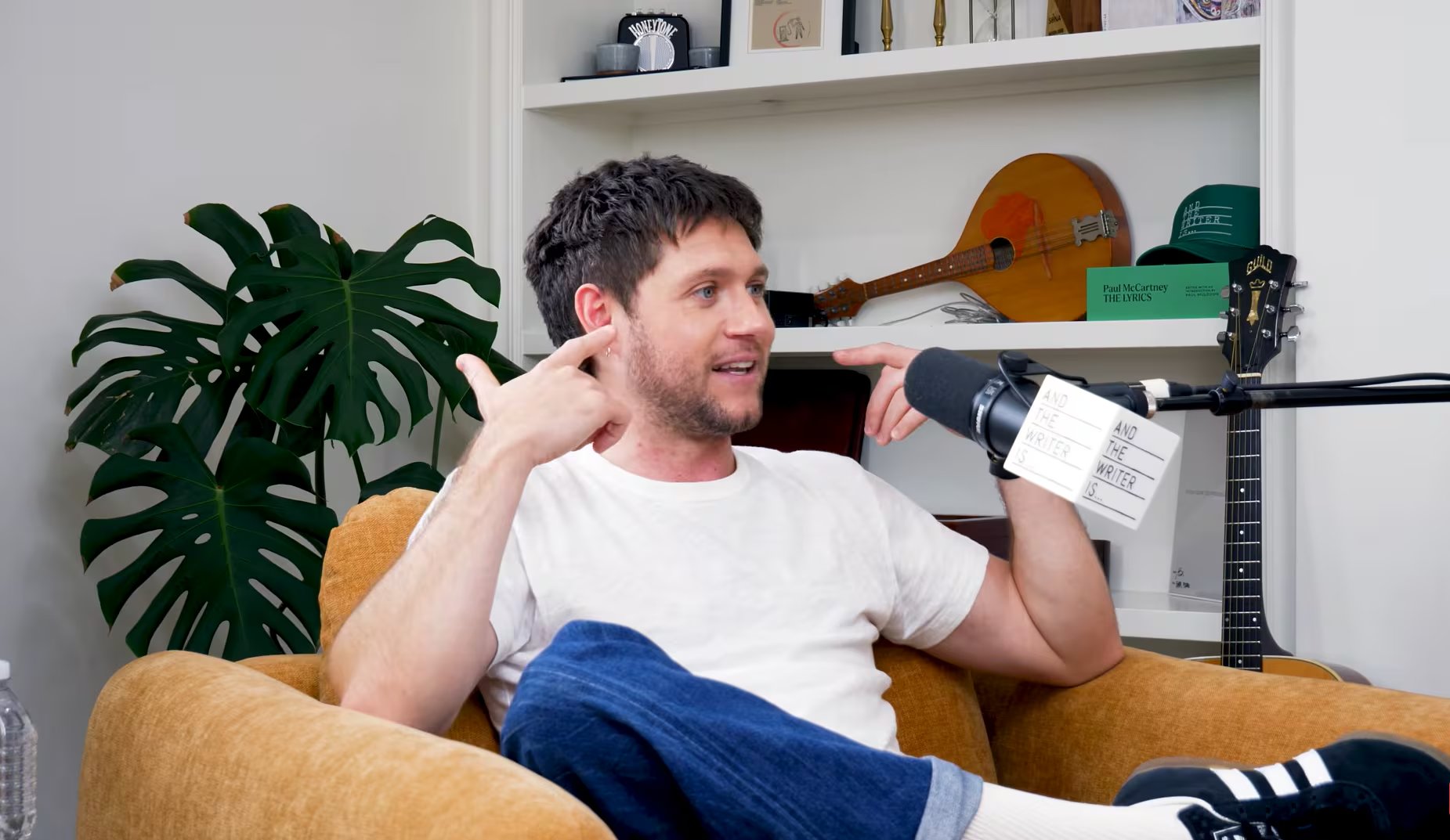 El éxito de Slow Hands marcó un hito inesperado en la carrera solista de Niall Horan y superó el millón de reproducciones (Captura de video: YouTube/@andthewriteris)