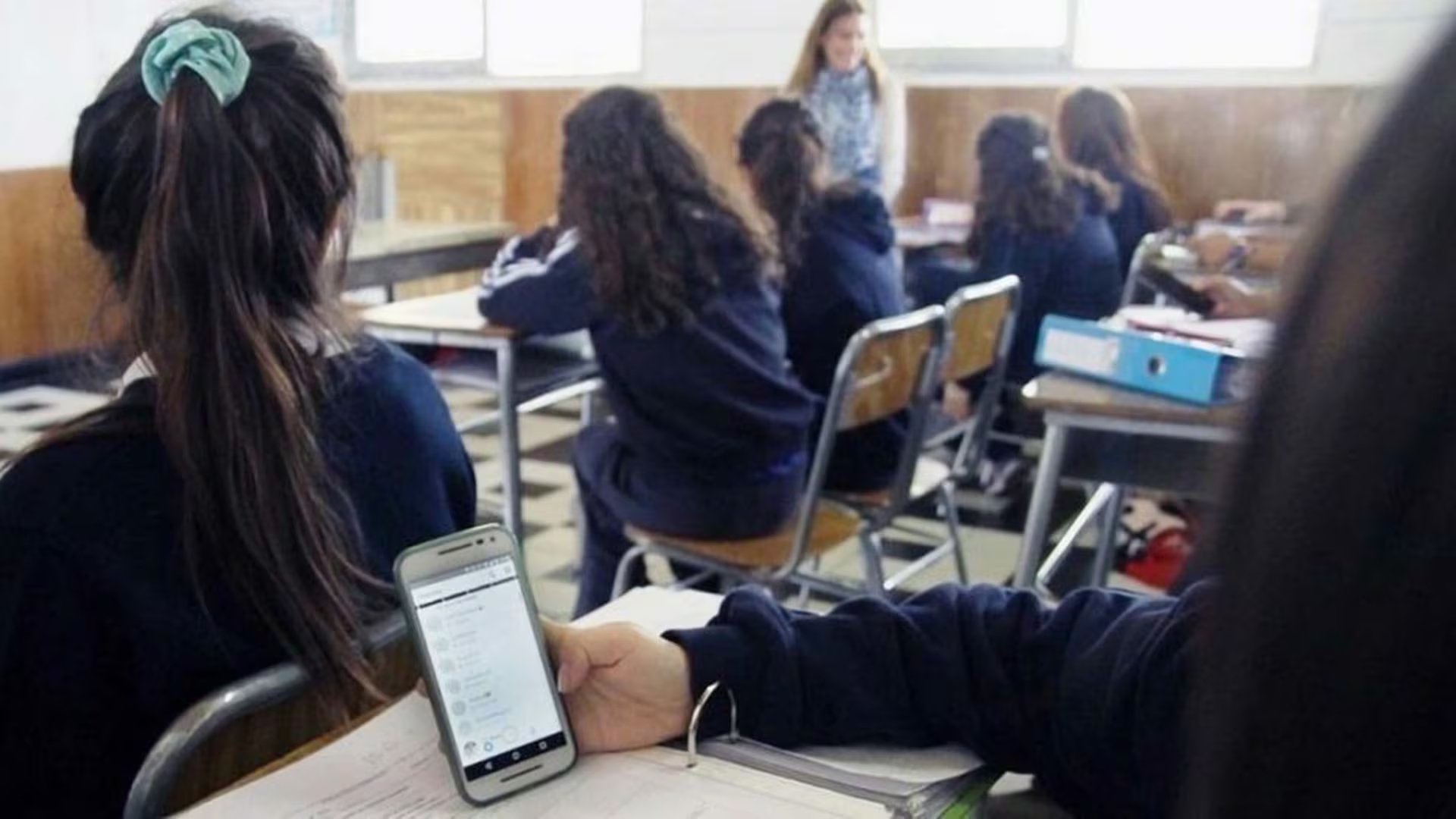 Hace 25 años, Burbules era un defensor de la utilización pedagógica de los celulares en el aula. Hoy tiene una posición más matizada, frente a la evidencia acumulada sobre los efectos de las redes en los jóvenes.