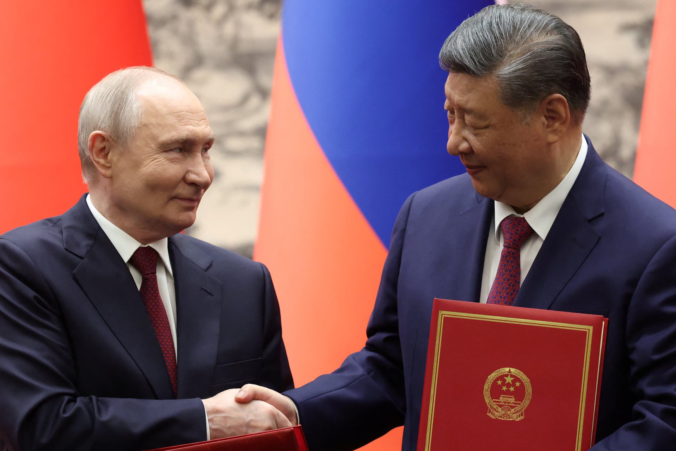Vladimir Putin y Xi Jinping tras la firma de acuerdos en el Gran Salón del Pueblo de Beijing. Los dos líderes extendieron este miércoles su tratado de