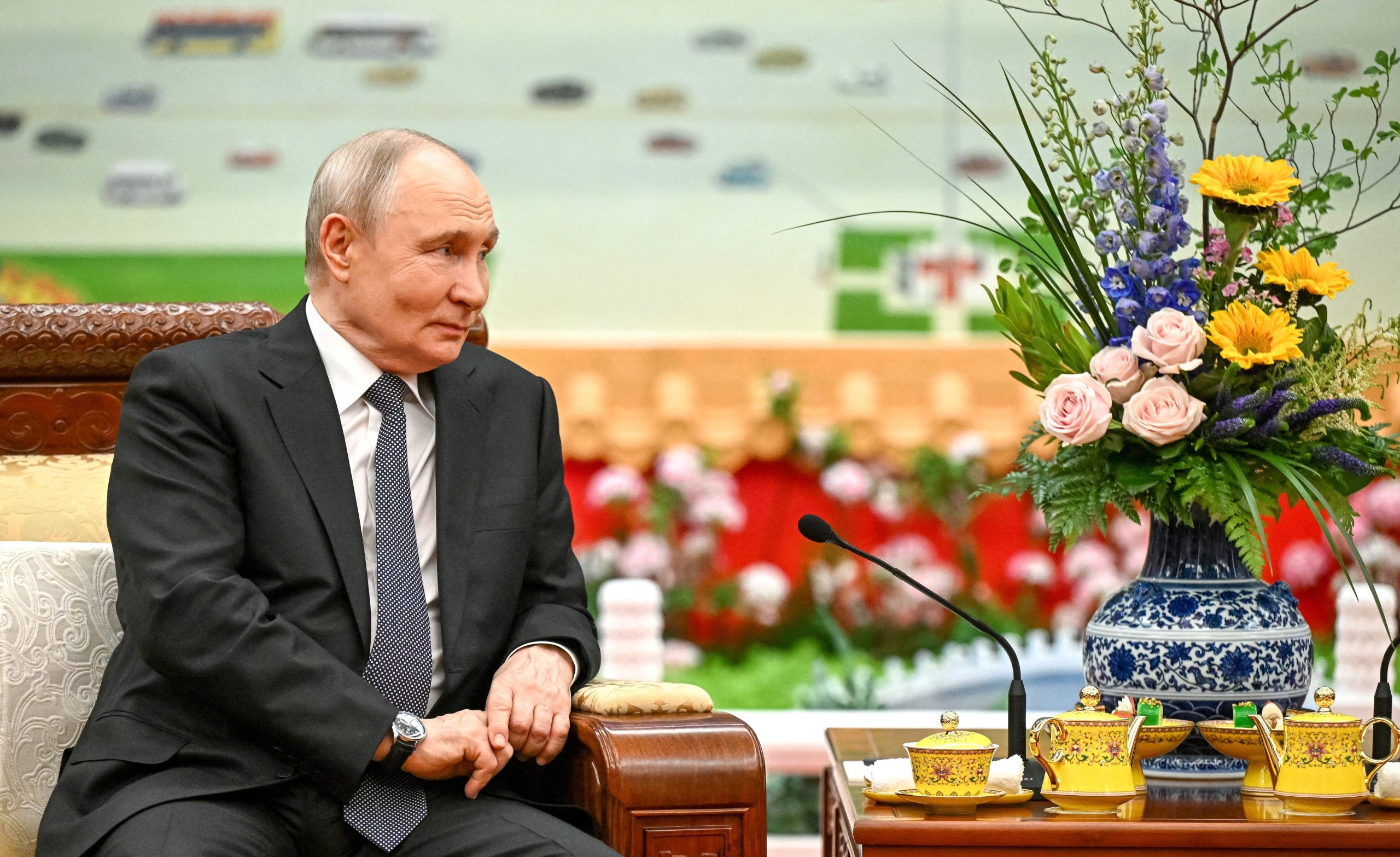 Vladimir Putin durante la ceremonia del té con Xi Jinping en el Gran Salón del Pueblo de Beijing. El líder ruso calificó las conversaciones como