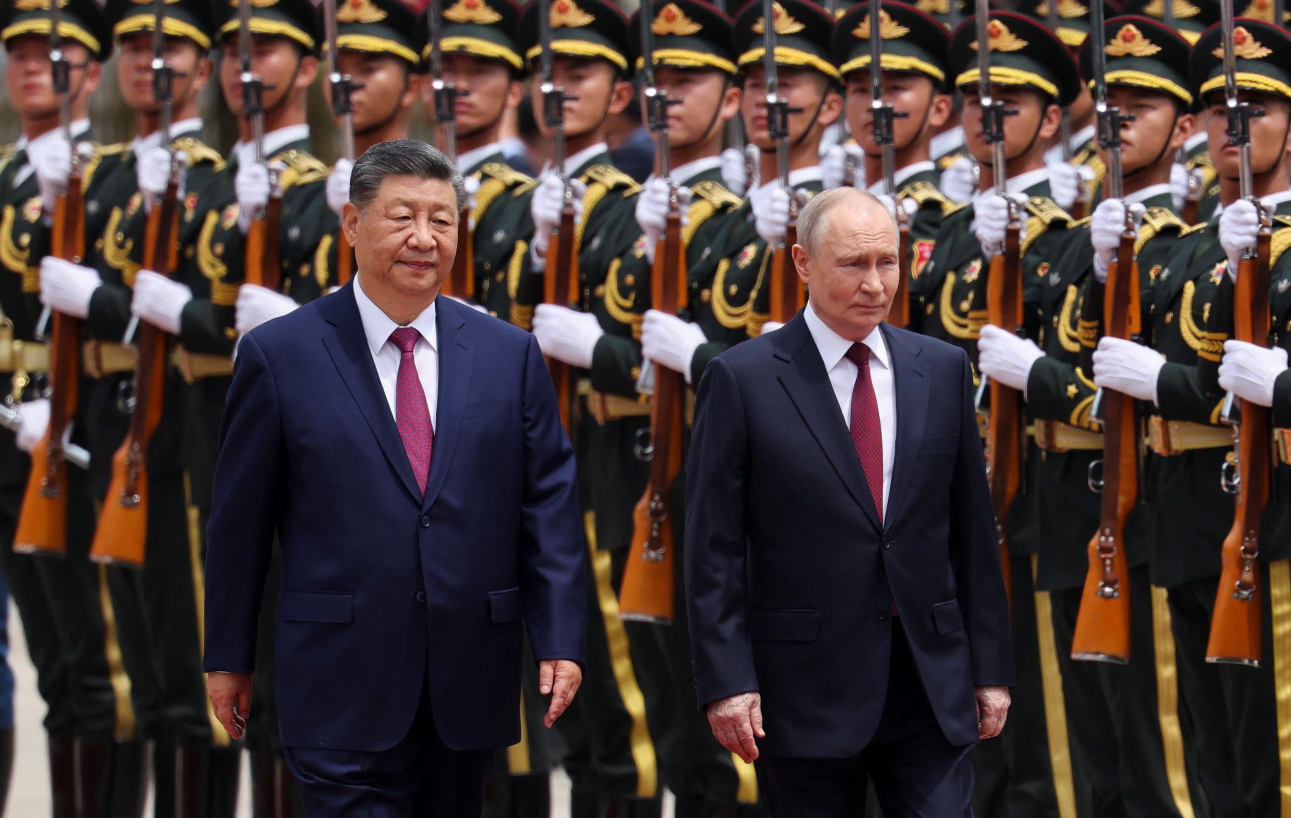 Putin y Xi pasan revista a la guardia de honor durante la ceremonia de bienvenida en el Gran Salón del Pueblo de Beijing. Es la visita número 25 del líder ruso a China (REUTERS/Maxim Shemetov/Pool)