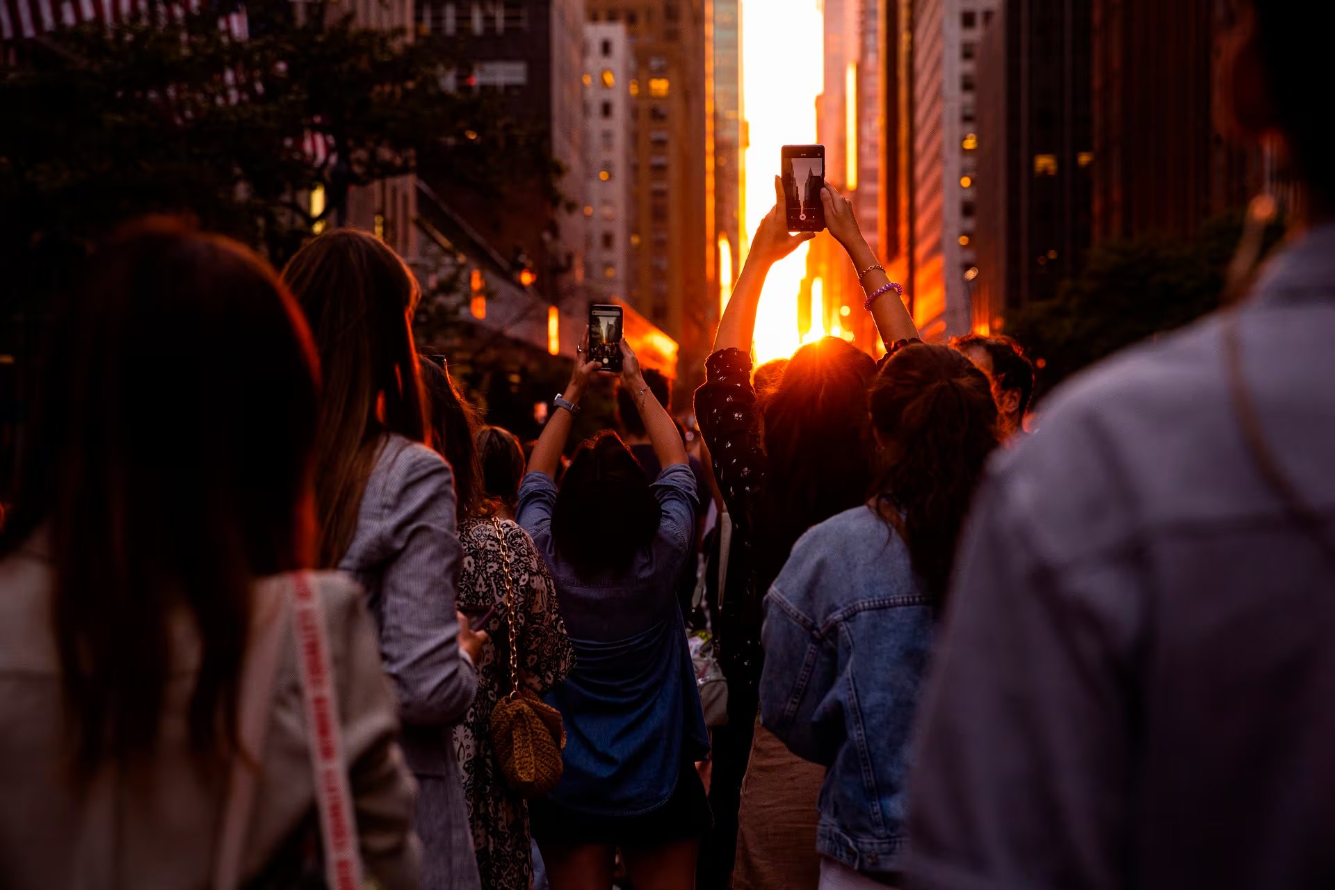 Los mejores puntos para observar Manhattanhenge son las calles 14, 23, 34, 42 y 57, pero conviene tener alternativas por la multitud (AP Photo/Julia Nikhinson)