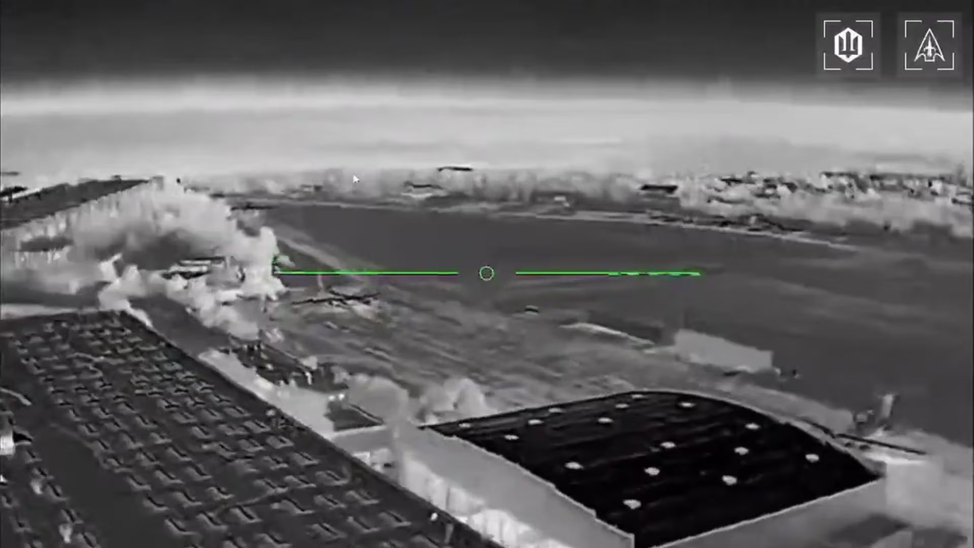 Una imagen térmica muestra una explosión en la base aérea rusa de Taganrog, donde Ucrania afirma haber destruido aviones y misiles. (Captura de video)