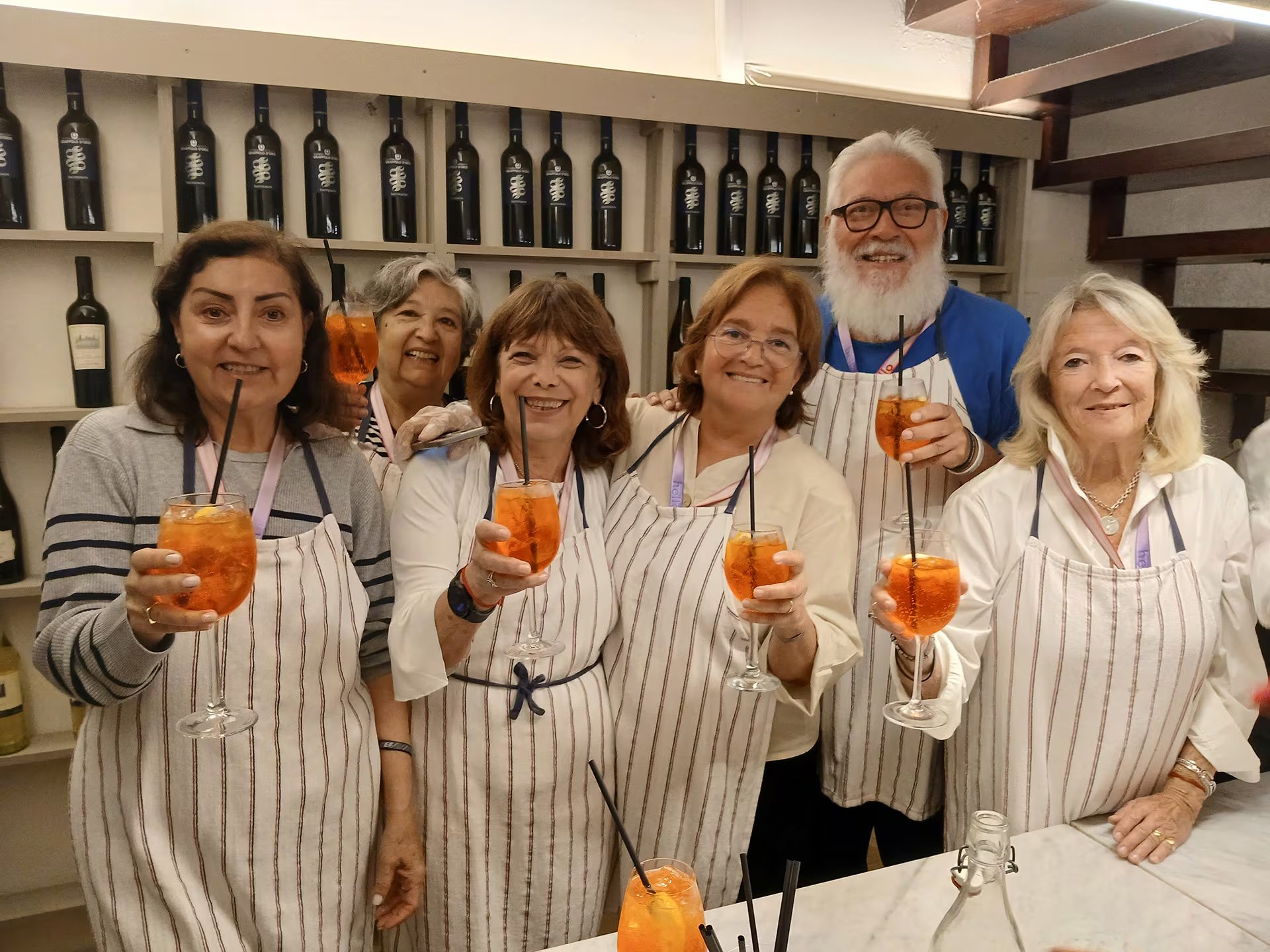 El blog Seniors por el mundo nació como respuesta al aislamiento y la tristeza en la tercera edad durante la pandemia. Aquí junto a sus compañeros de curso en Roma en una clase de cocina. 