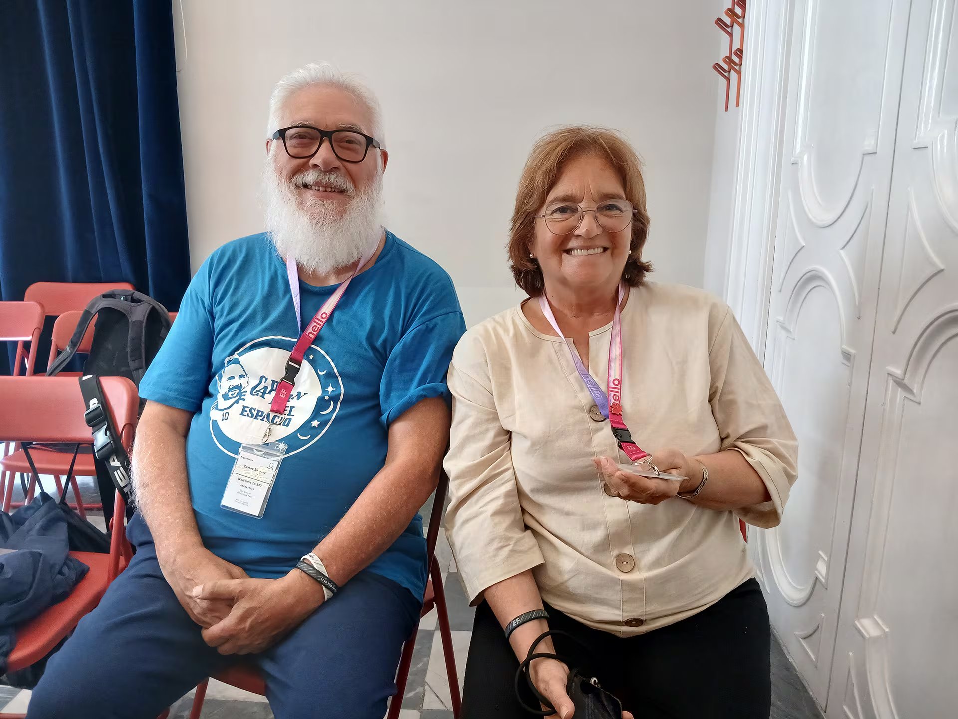 La escritora promueve la reinvención personal después de los 60 años, motivando a mayores a abrirse al aprendizaje y al descubrimiento internacional. Aquí, junto a Carlos Bellisio.