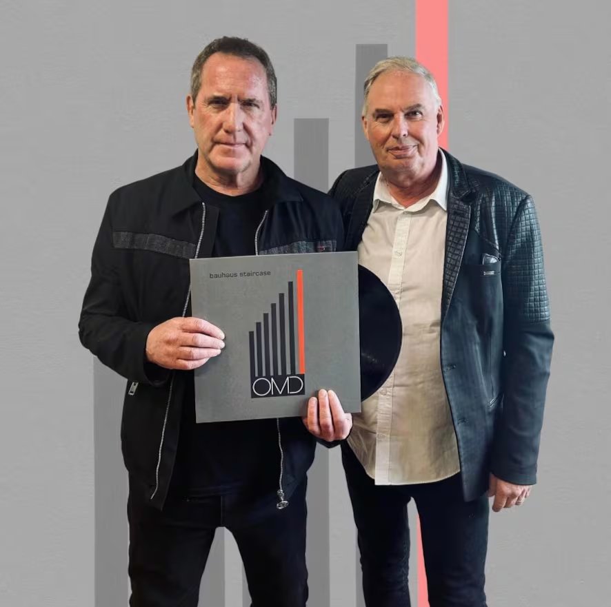 El lanzamiento del álbum ‘Bauhaus Staircase’ en 2023 marca la etapa más experimental y política de Orchestral Manoeuvres in the Dark (omdhq)