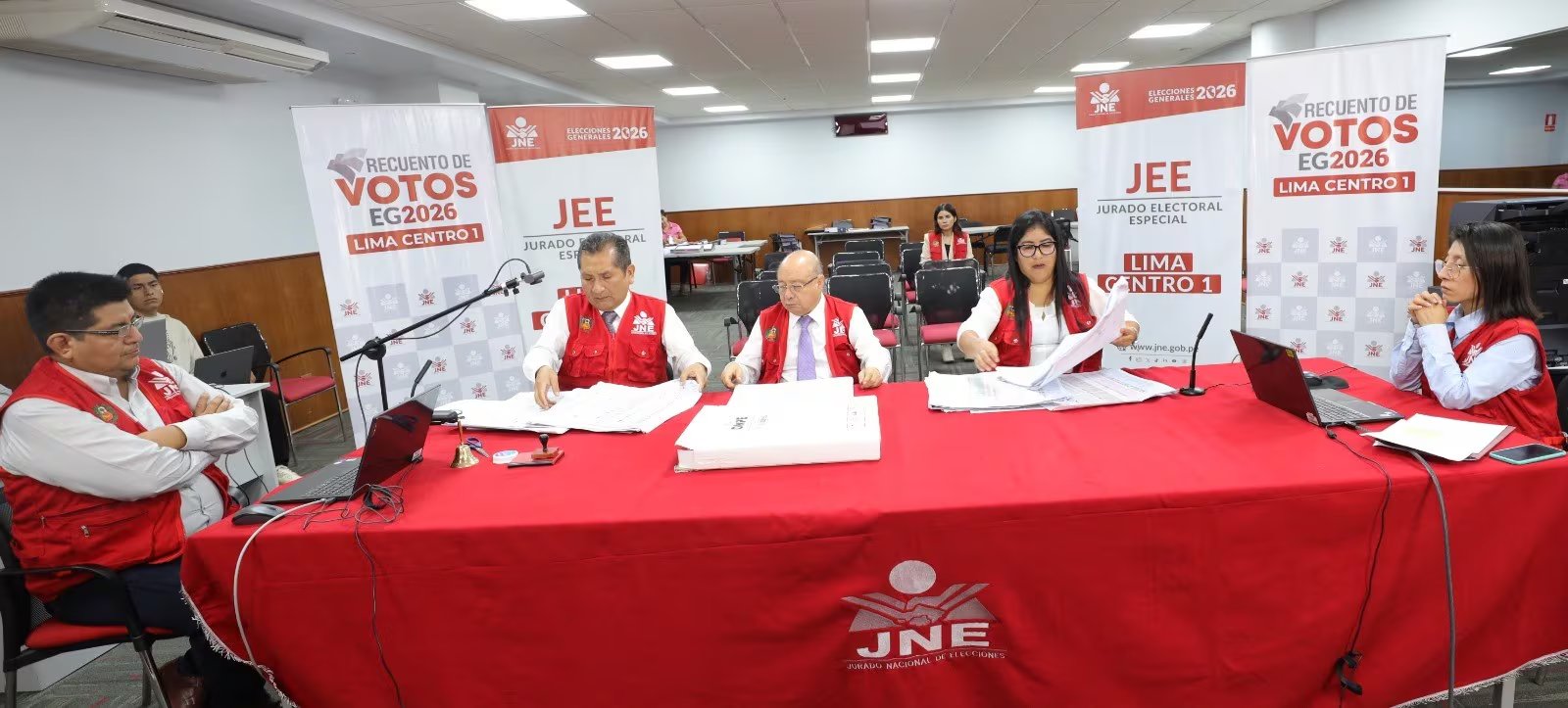 Miembros del Jurado Electoral Especial (JEE) realizan una audiencia pública de recuento de votos para las Elecciones Generales 2026, revisando actas observadas en Lima Centro 1. (JNE)