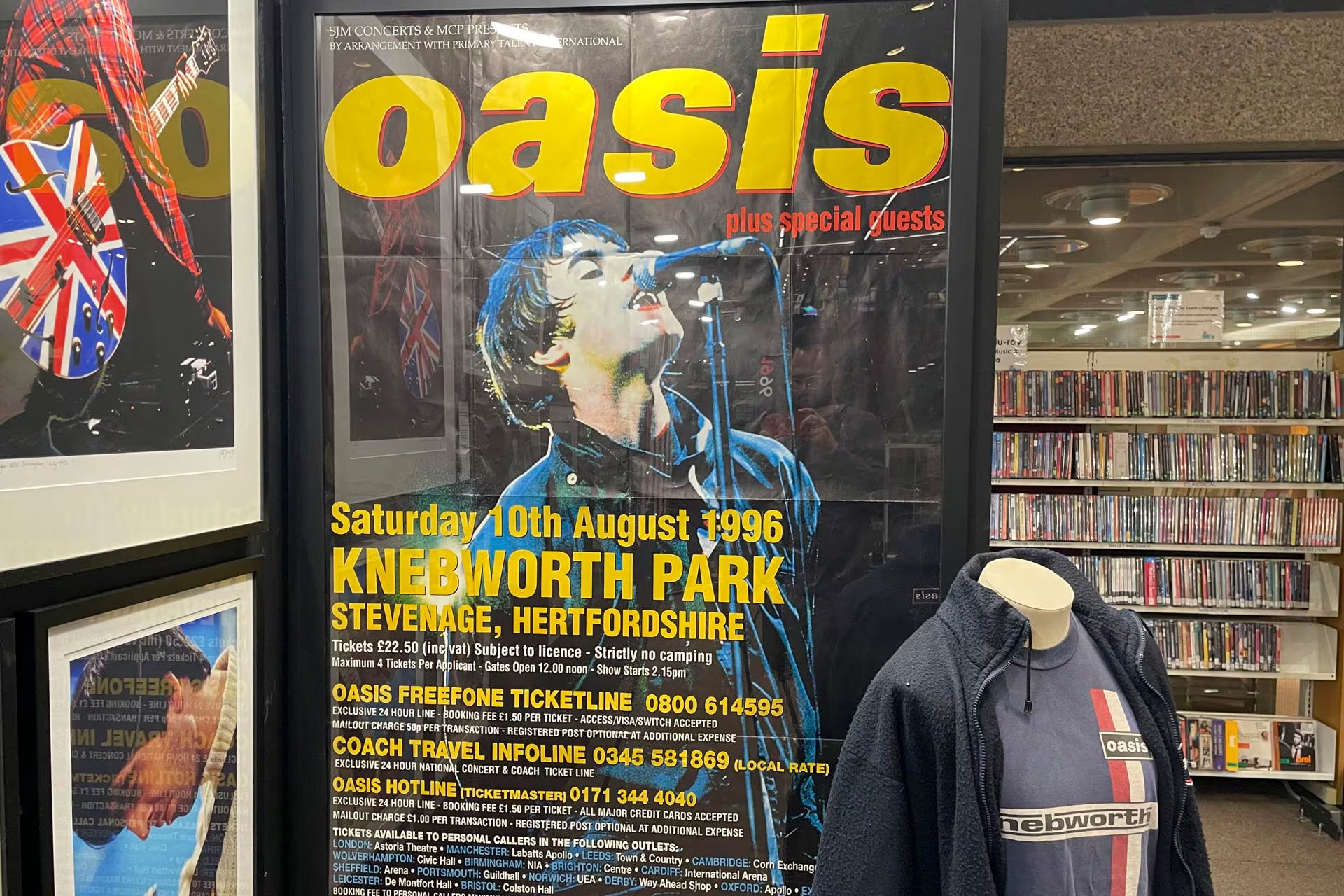 Vista de la exposición '1996: 30 años después', este viernes 8 de mayo en Londres. La exposición '1996: 30 años después' conmemora en Londres elementos tan icónicos de aquel año como el vestuario de las Spice Girls, objetos inéditos de Oasis y la portada de periódico que anunciaba el divorcio de Carlos III y Diana de Gales. El comisario de la exposición, Dominic Mohan, ha querido capturar 