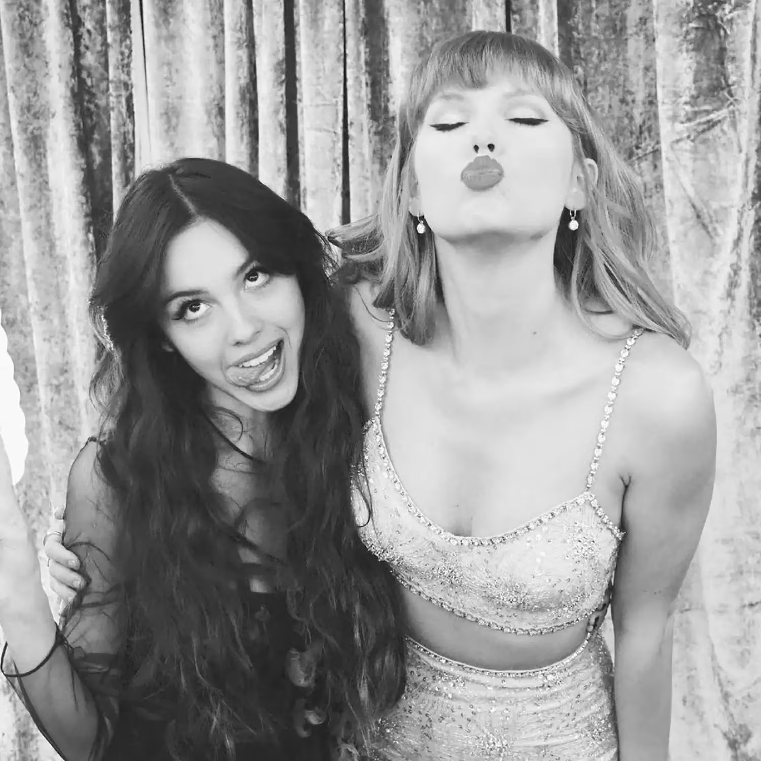 La relación entre ambas cantantes comenzó de forma cordial, con Swift celebrando el éxito de 