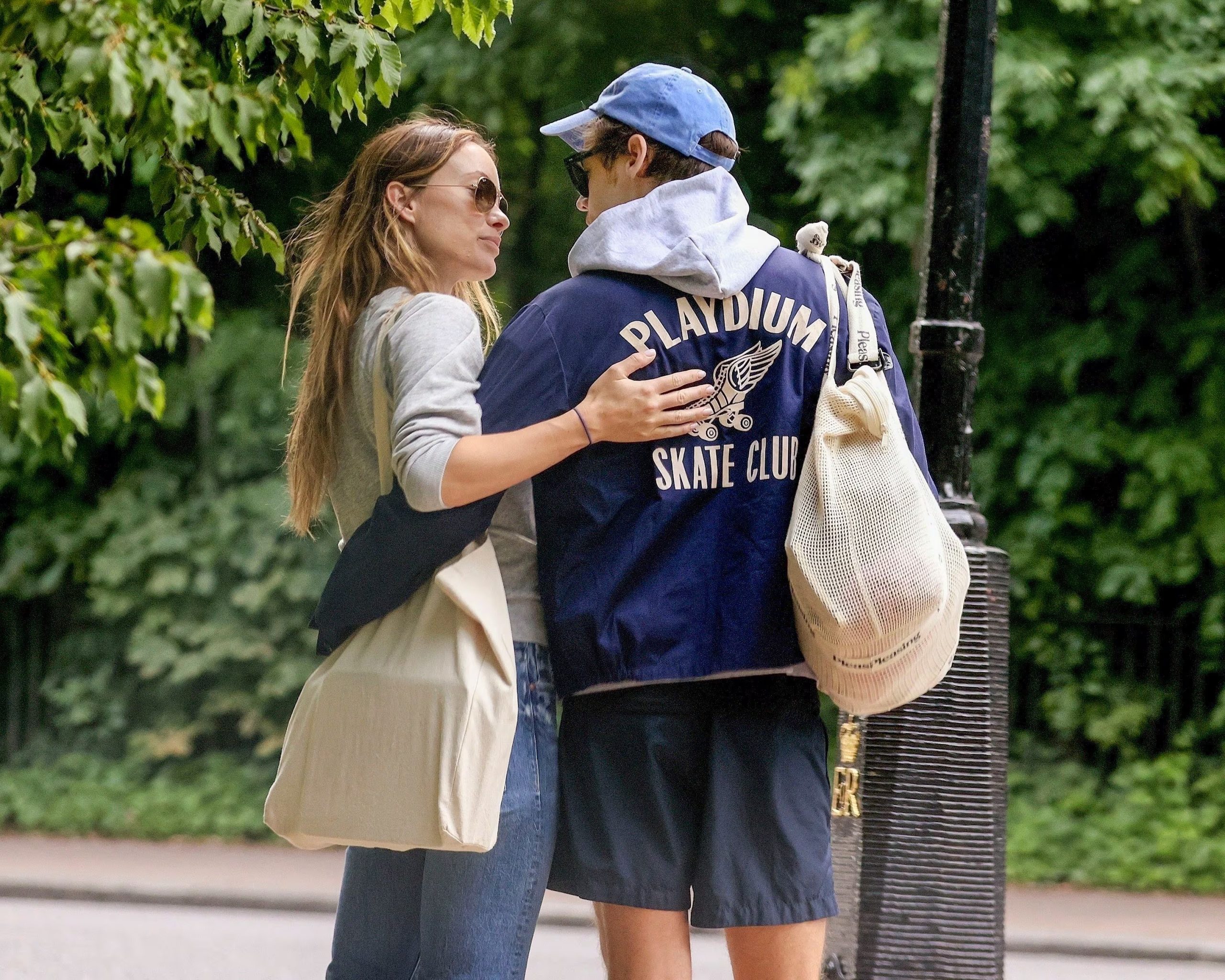 Olivia Wilde mantiene su éxito profesional tras la ruptura, ya que su película fue la más vendida en Sundance y continúa siendo reconocida como directora (Backgrid UK/The Grosby Group)