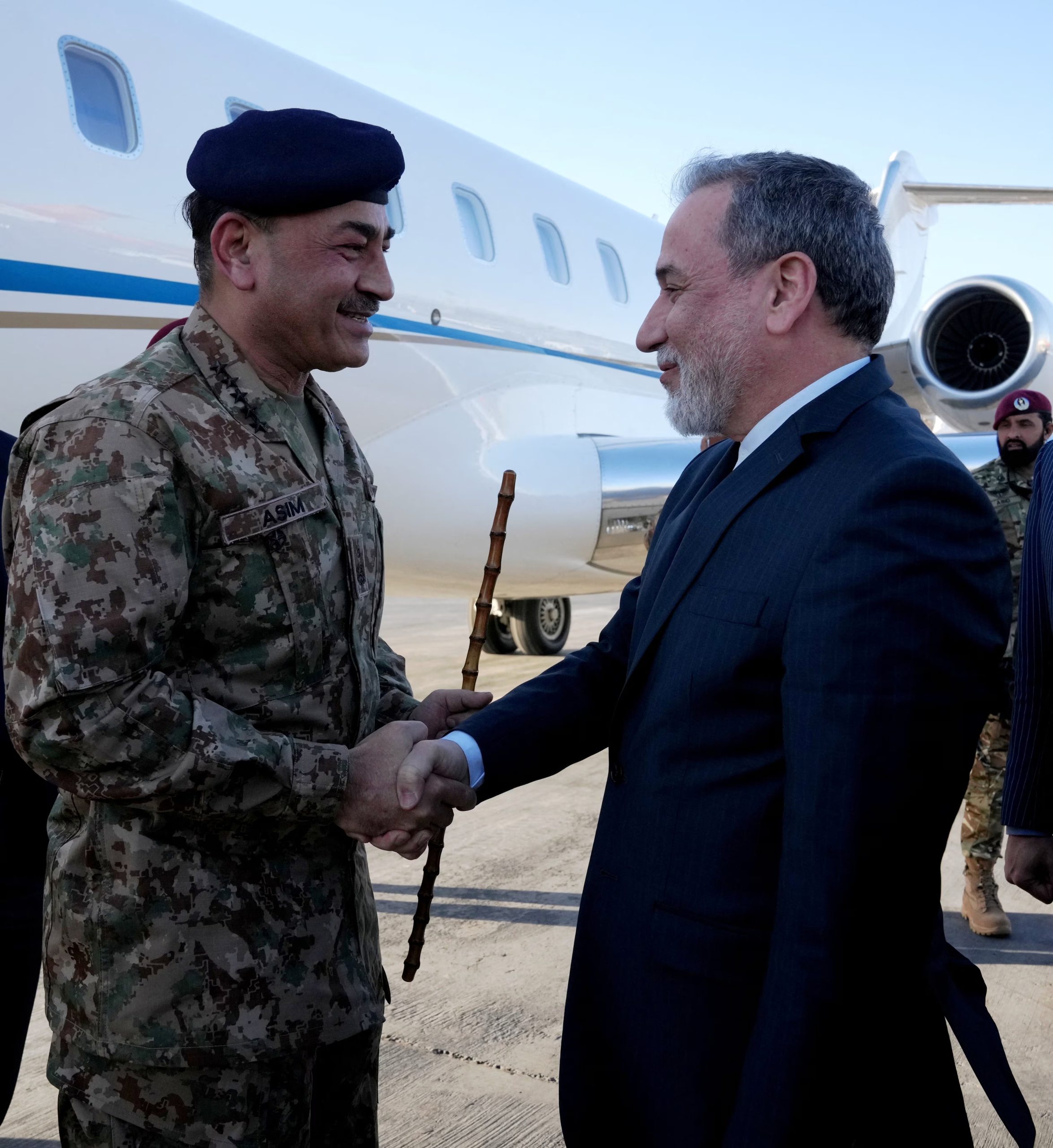 El ministro de Asuntos Exteriores iraní, Abbas Araqchi, da la bienvenida al jefe del ejército paquistaní, Asim Munir, en un aeropuerto de Teherán, Irán, el 15 de abril de 2026. Ministerio de Asuntos Exteriores iraní/WANA (Agencia de Noticias de Asia Occidental)/Imagen cedida a través de REUTERS