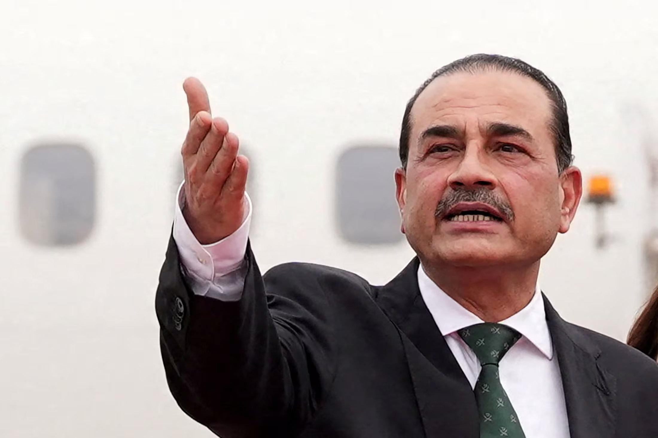 El jefe del ejército paquistaní, el mariscal de campo Asim Munir, gesticula mientras camina con el vicepresidente estadounidense Vance (no visible en la imagen) a su llegada a Islamabad, Pakistán, para las conversaciones de paz con funcionarios iraníes, el 11 de abril de 2026. Jacquelyn Martin/Pool vía REUTERS
