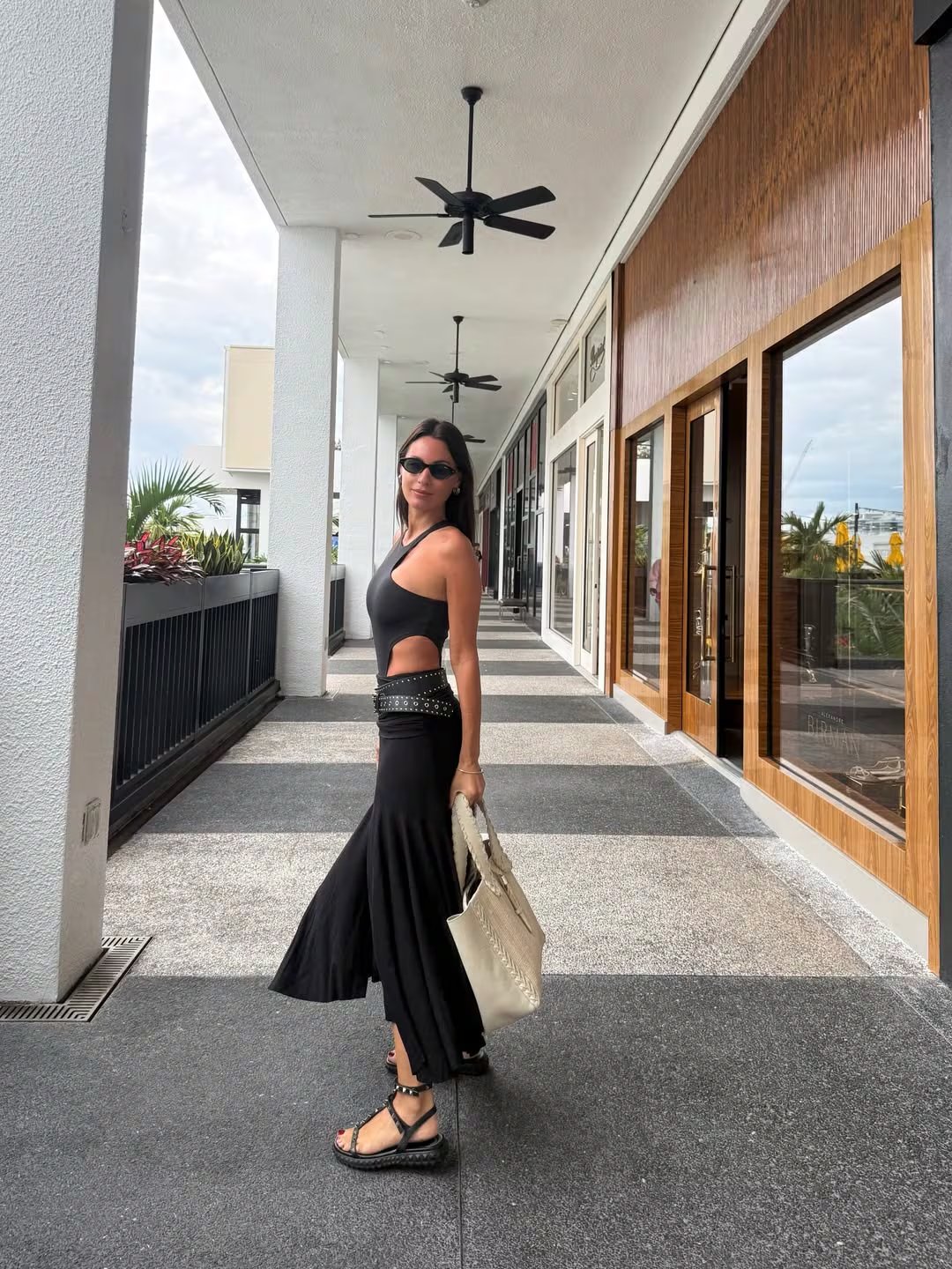 Pampita, elegante y serena, captura miradas en un paseo por Miami, mostrando su impecable sentido de la moda y disfrutando de un merecido descanso tras su separación de Martín Pepa.