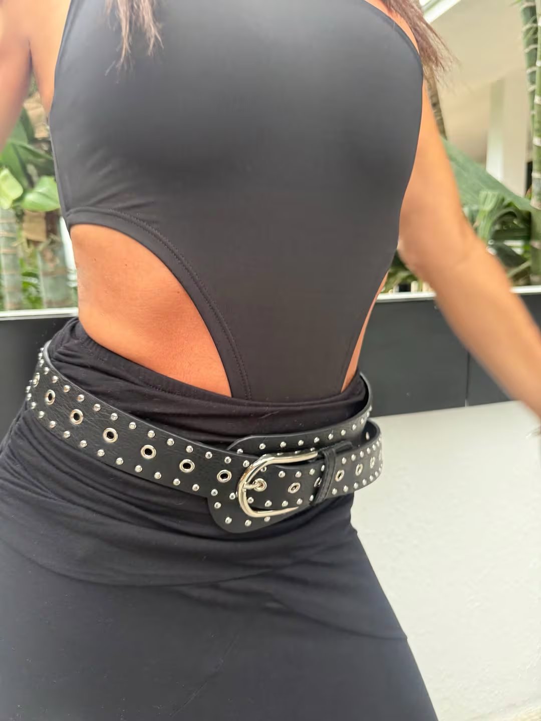 Pampita luce un atuendo vanguardista en Miami, mostrando su fortaleza y estilo personal tras su reciente separación de Martín Pepa.