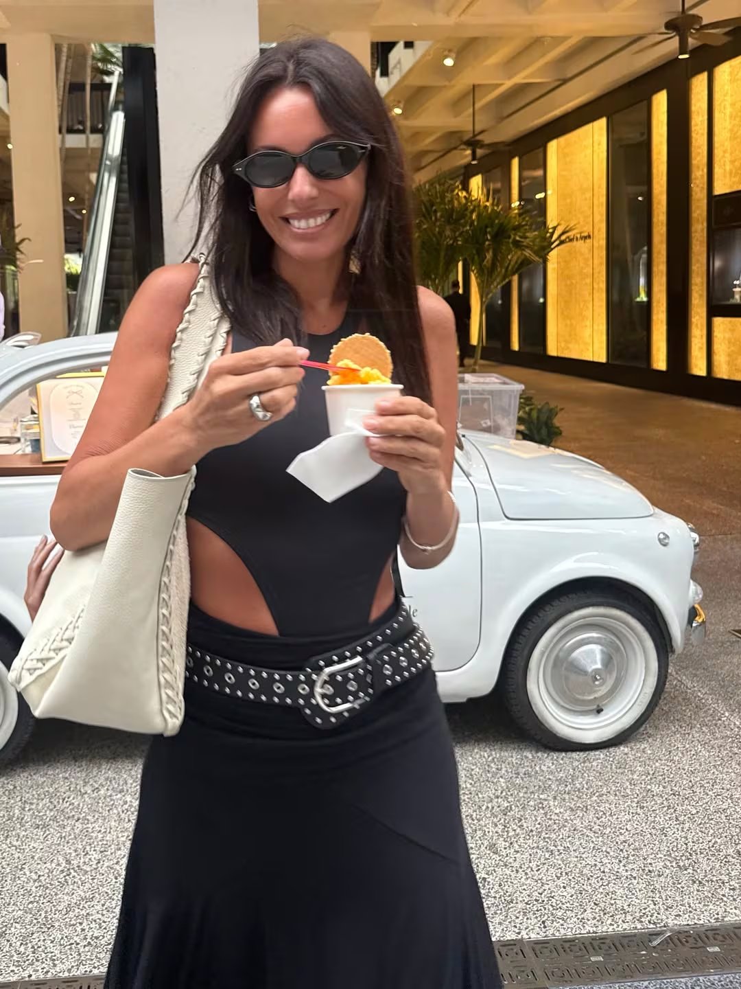 Pampita, tras su separación de Martín Pepa, disfruta de un momento de relax y estilo en Miami, sonriendo mientras saborea un helado y luciendo un atuendo veraniego y chic.