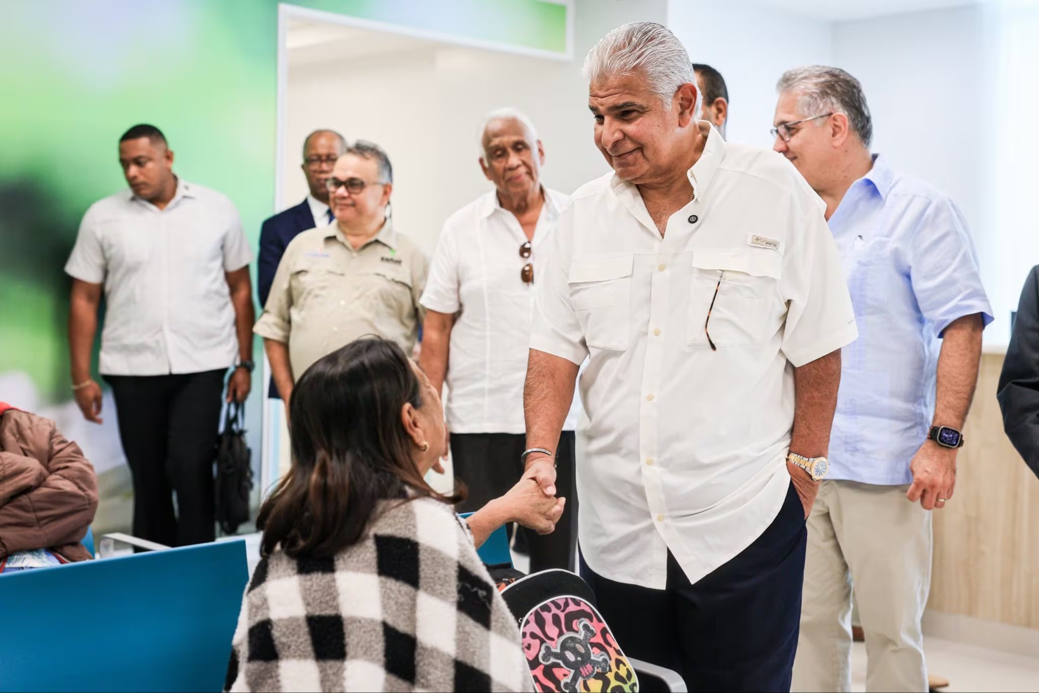 El presidente José Raúl Mulino elogió al equipo médico de Colón y resaltó la calidad de la medicina ofrecida en el hospital provincial. (Cortesía: Astrid Salazar)