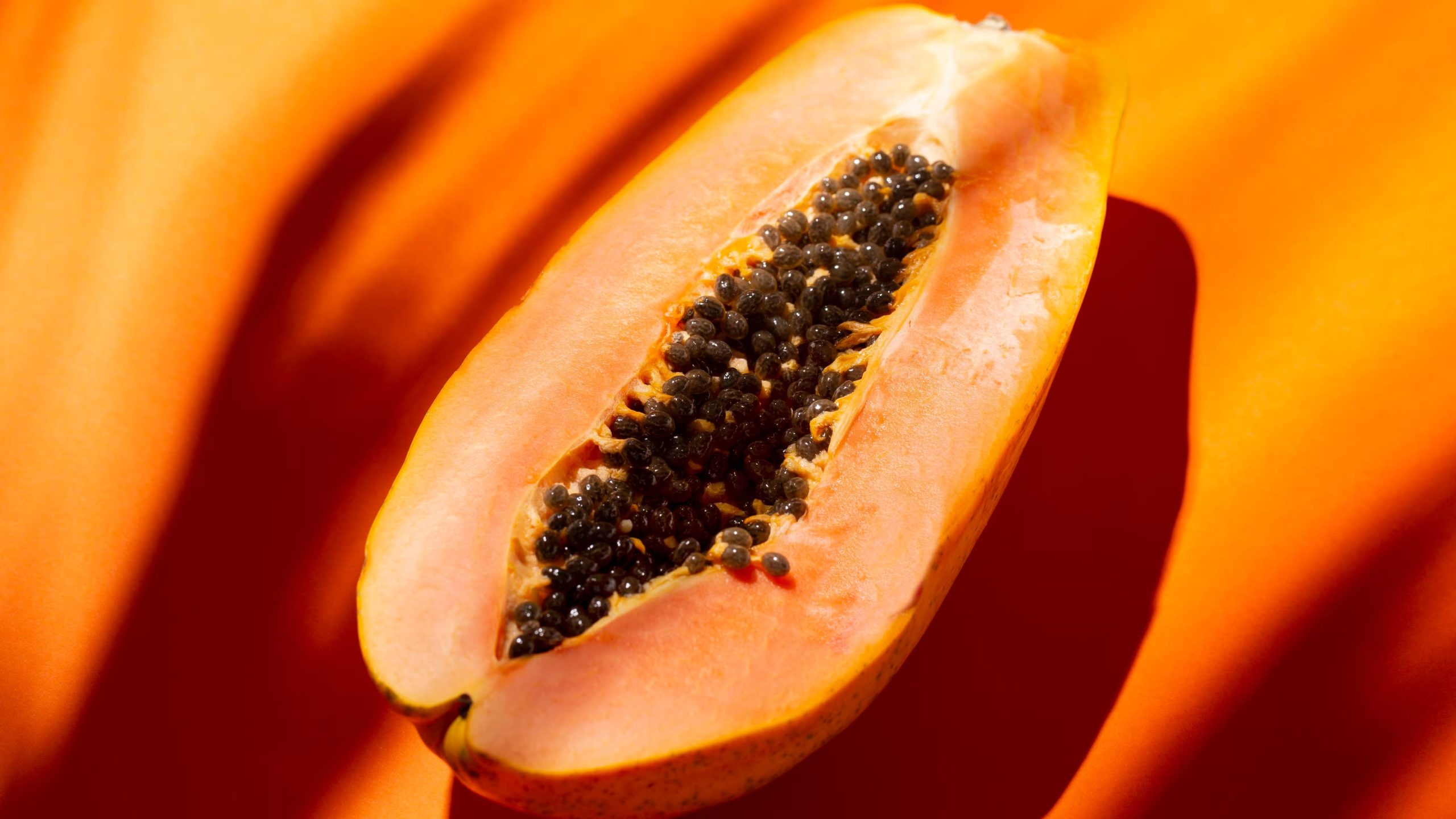 La papaya, o Carica papaya, se usa desde hace siglos en remedios tradicionales por sus beneficios para la piel y la salud. (Freepik)