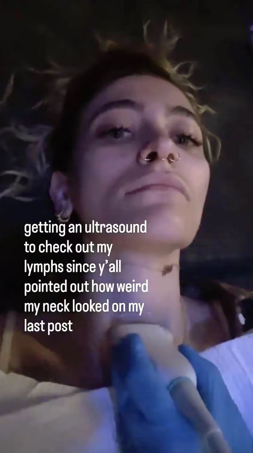 La cantante aclaró que los análisis médicos, incluida la ecografía, no detectaron anomalías graves en sus ganglios ni cuerdas vocales (Instagram/@parisjackson)