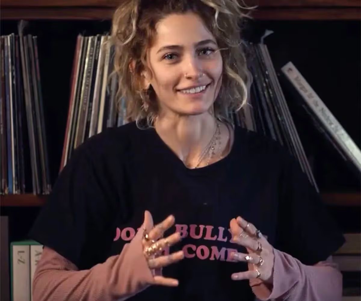 Paris atribuyó el aspecto de su cuello al esfuerzo vocal y a su contextura delgada, descartando motivos de salud preocupantes (Instagram/@parisjackson)