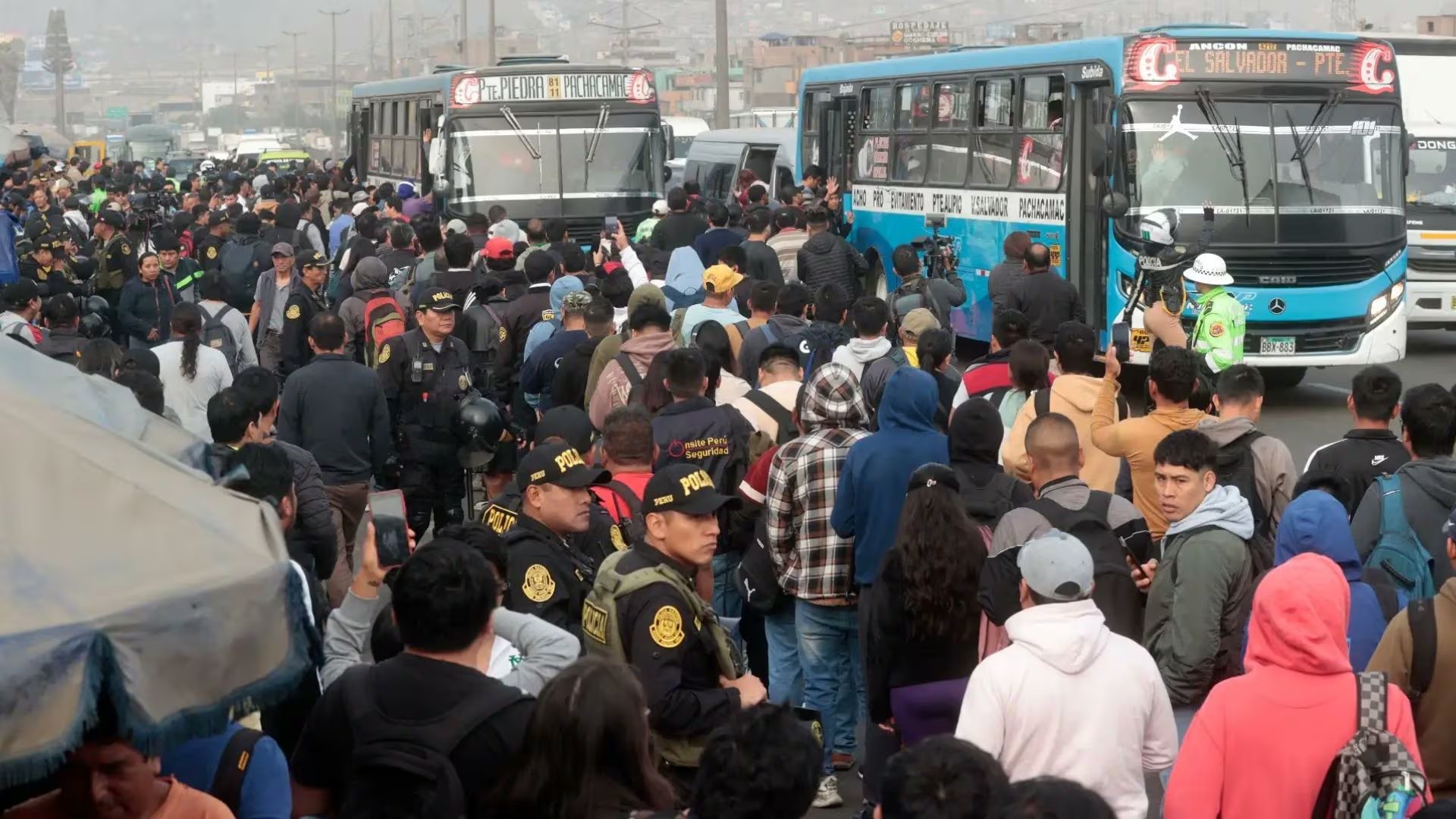 Los gremios de transporte urbano, interprovincial y de carga pesada exigen al Ejecutivo la emisión de los decretos de urgencia prometidos en abril. (Andina)