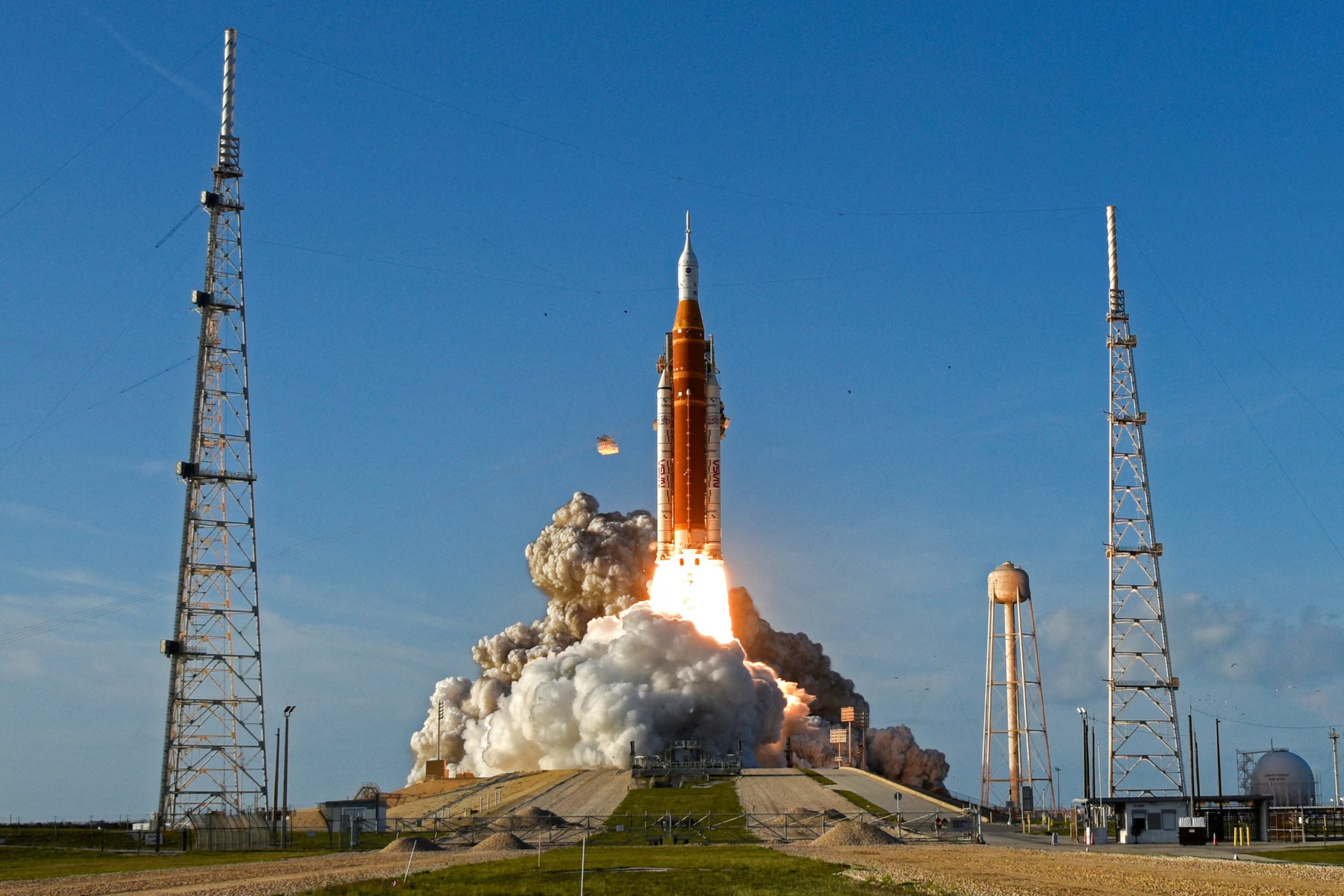 La próxima misión Artemis III tiene previsto lanzarse en 2027, con su cohete Space Launch System ya arribado a Florida para comenzar el ensamblaje final ( REUTERS/Steve Nesius/File Photo)