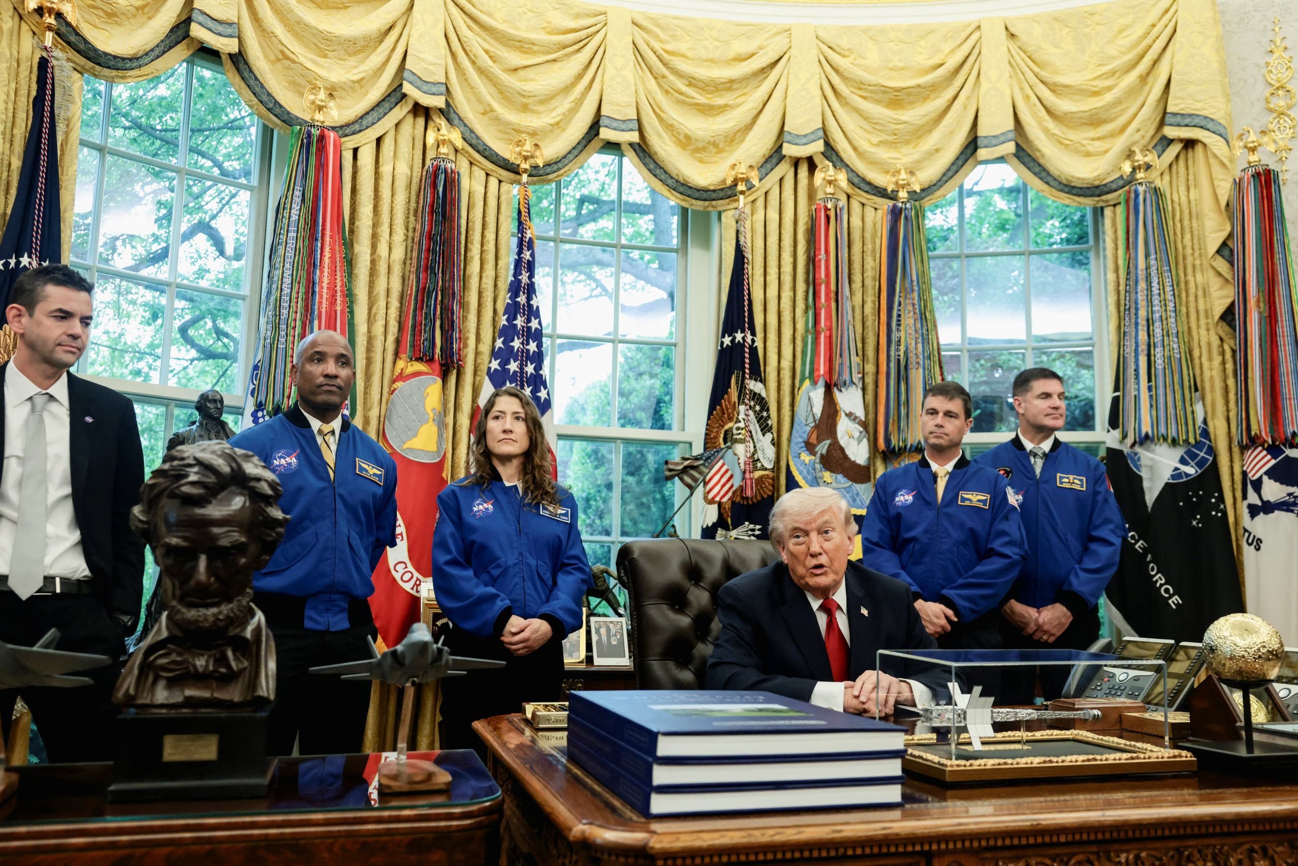 Donald Trump felicitó a la tripulación de Artemis II en la Casa Blanca, elogiando sus capacidades y el éxito de la misión lunar más lejana en cinco décadas
 ( REUTERS/Evelyn Hockstein)