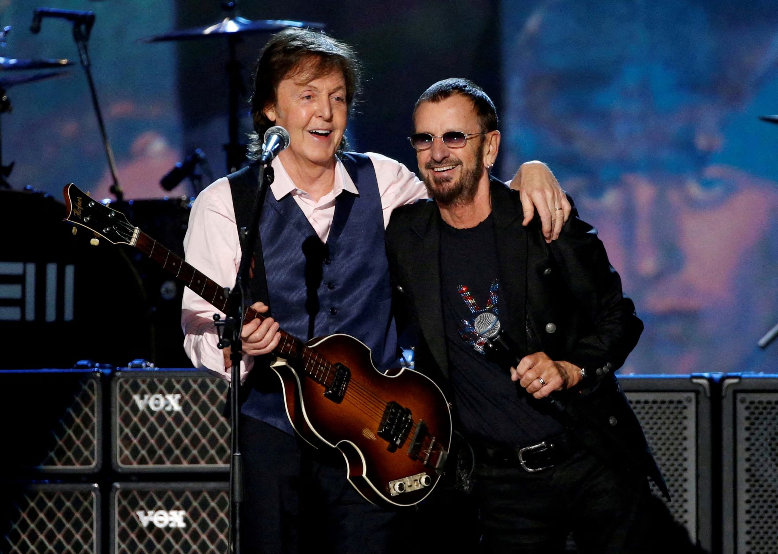 La colaboración surgió espontáneamente durante una sesión de grabación en Abbey Road, en la que Starr participó tocando la batería (REUTERS/Mario Anzuoni)