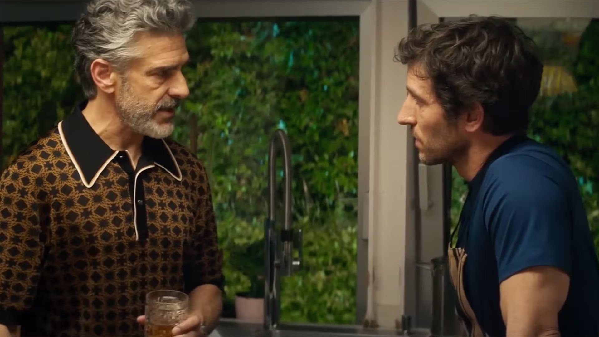 Leonardo Sbaraglia y Quim Gutiérrez en 'Amarga Navidad', de Pedro Almodóvar