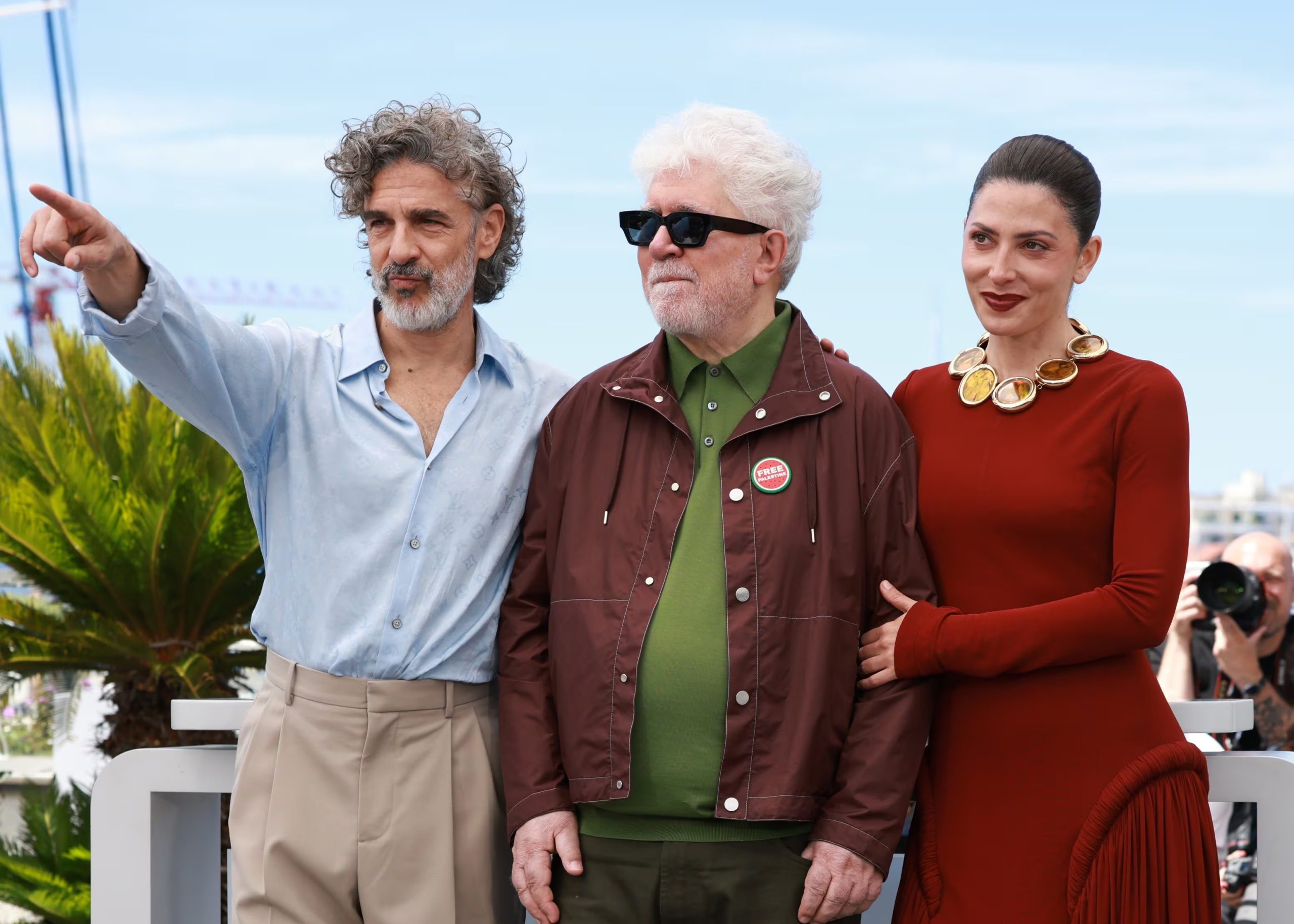 Leonardo Sbaraglia, Pedro Almodóvar y Barbara Lennie presentan 'Amarga Navidad' en Cannes. EFE/EPA/CLEMENS BILAN