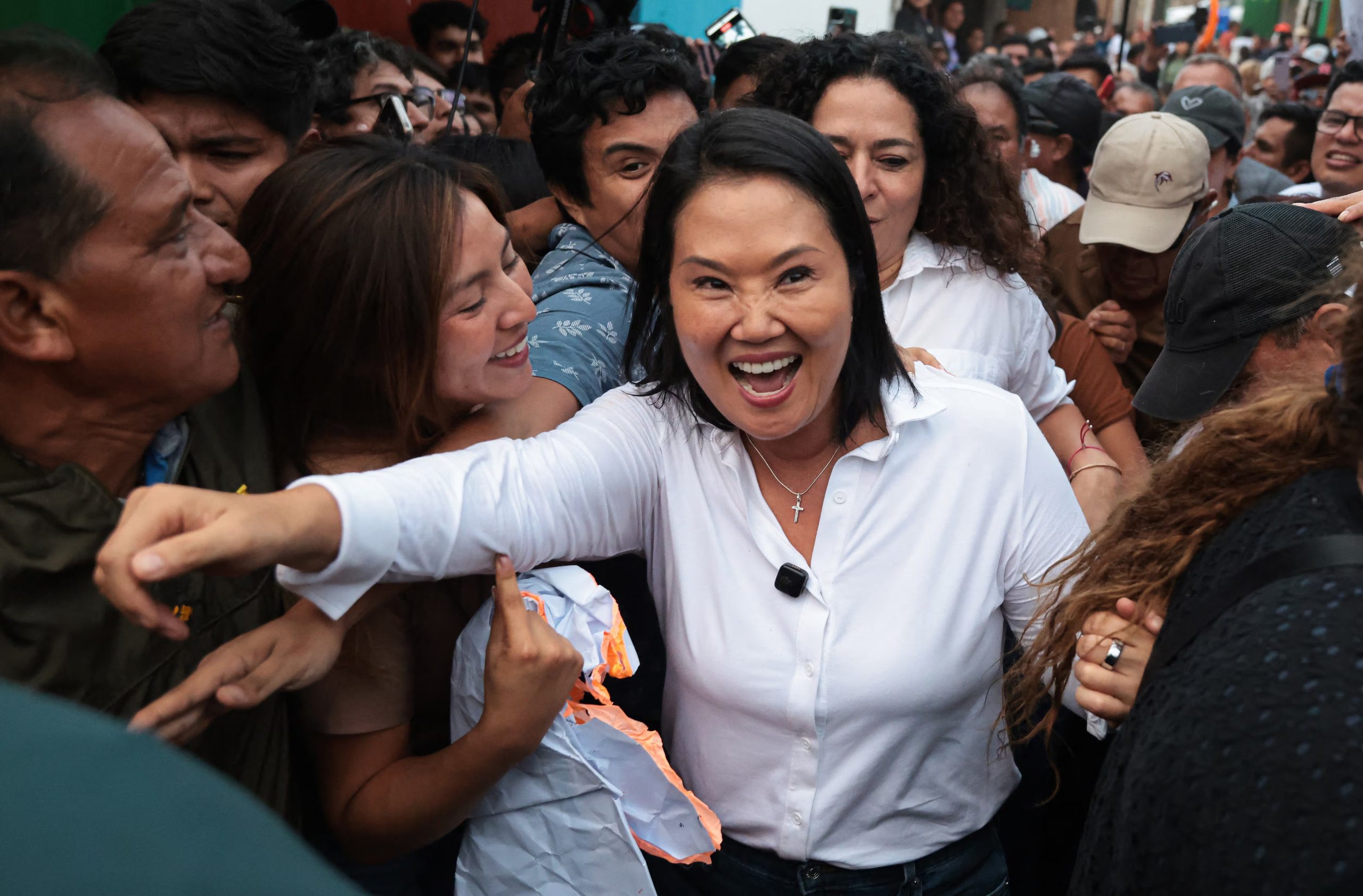 Keiko Fujimori saluda sonriente a sus seguidores en un evento público (AFP)
