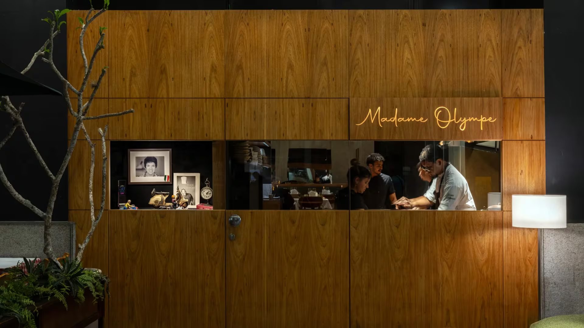 Madame Olympe en Leblon, Río de Janeiro, marca el regreso a la alta cocina de Claude Troisgros y consolida a la chef Jessica Trindade como responsable principal de la cocina. (Fuente: Condé Nast Traveler)