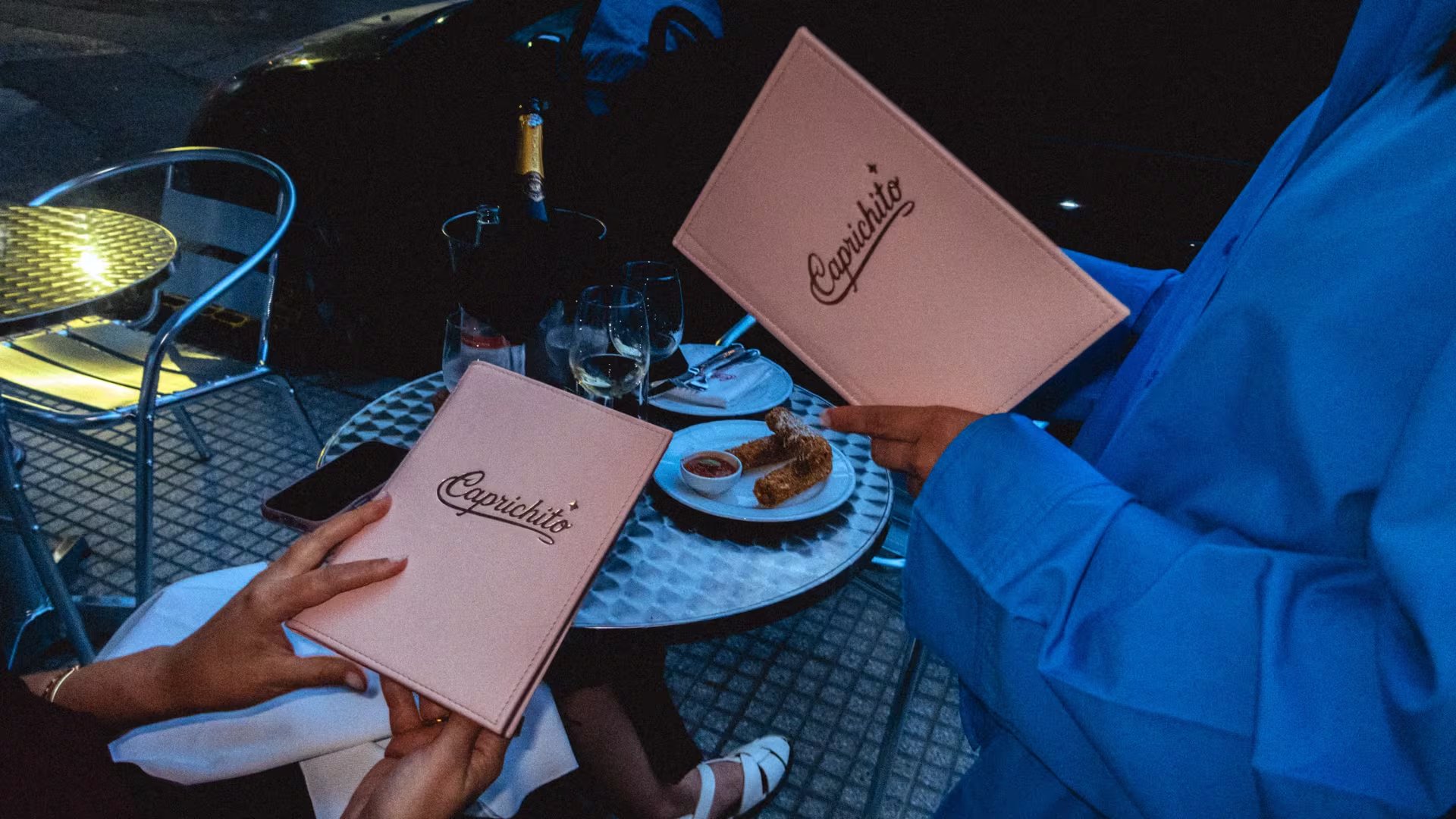 Clientes disfrutan de la atmósfera íntima y la comida reconfortante en Caprichito, la nueva propuesta que revive el espíritu de los clubes de cena en Palermo Hollywood. (Fuente: Condé Nast Traveler)